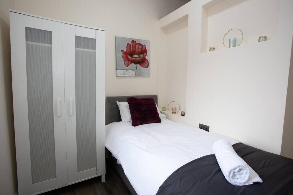6 Bedroom House 10min Drive From Centre * Manchester