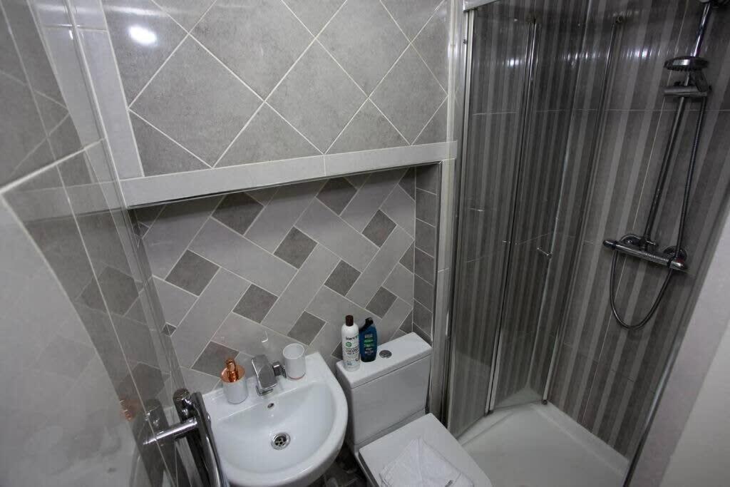 6 Bedroom House 10min Drive From Centre Holiday home