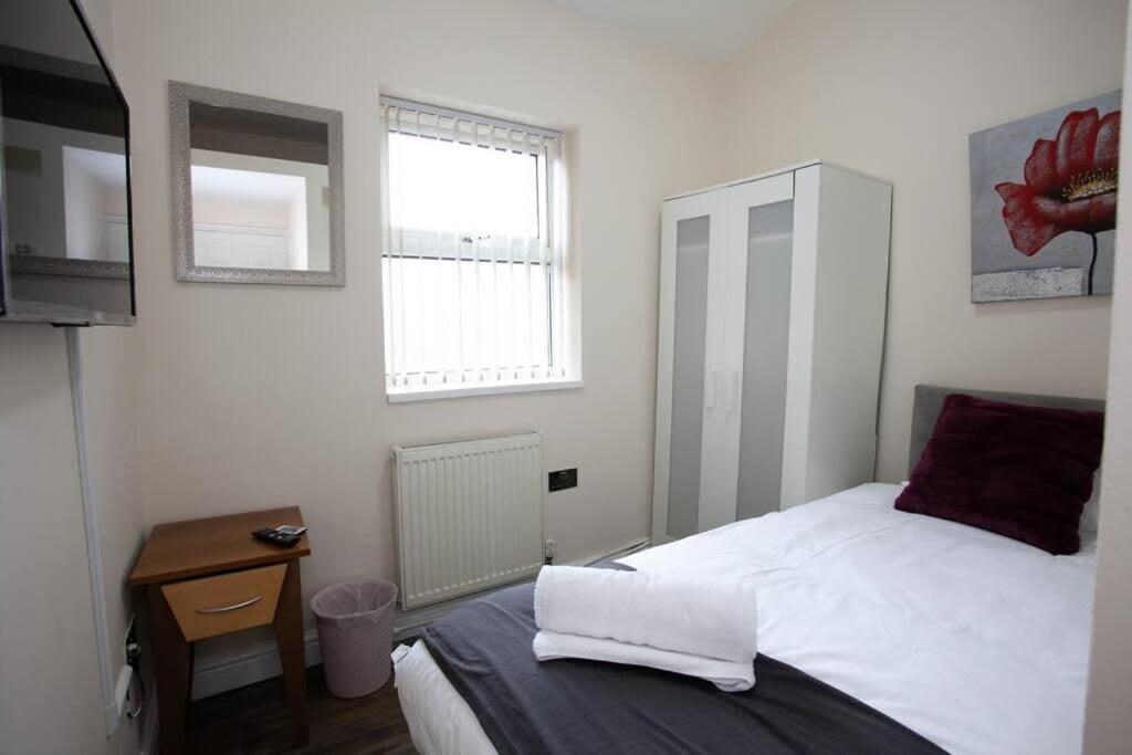 Holiday home 6 Bedroom House 10min Drive From Centre Manchester