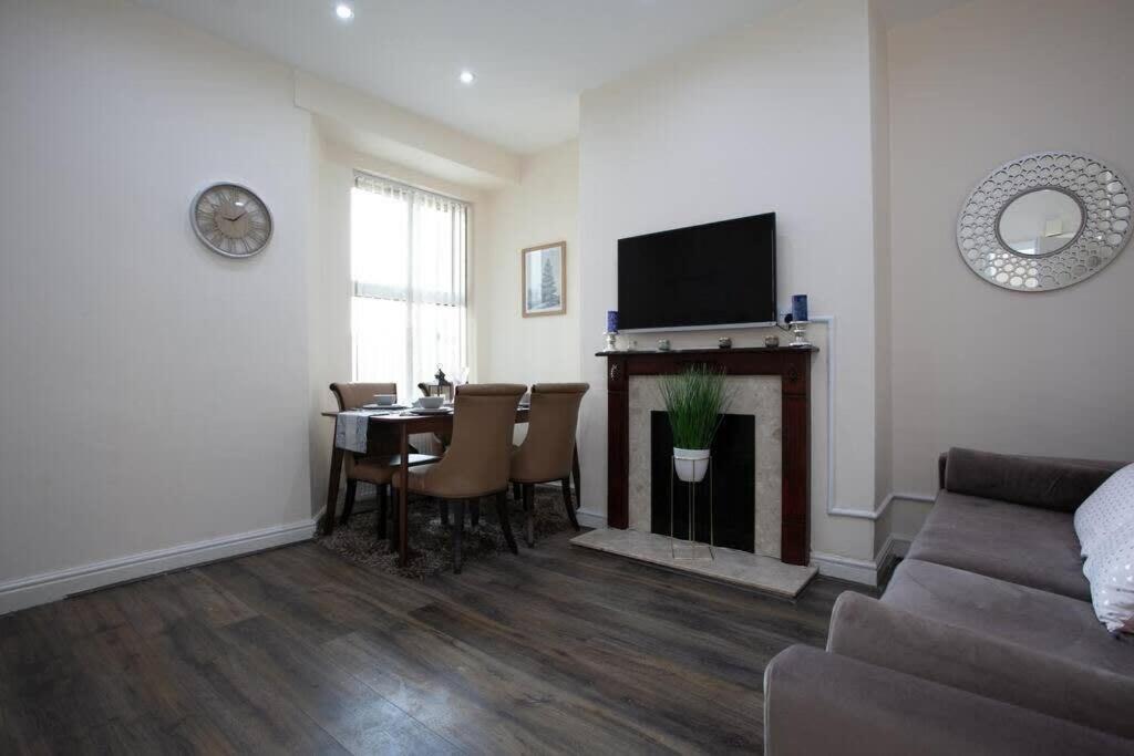6 Bedroom House 10min Drive From Centre Manchester