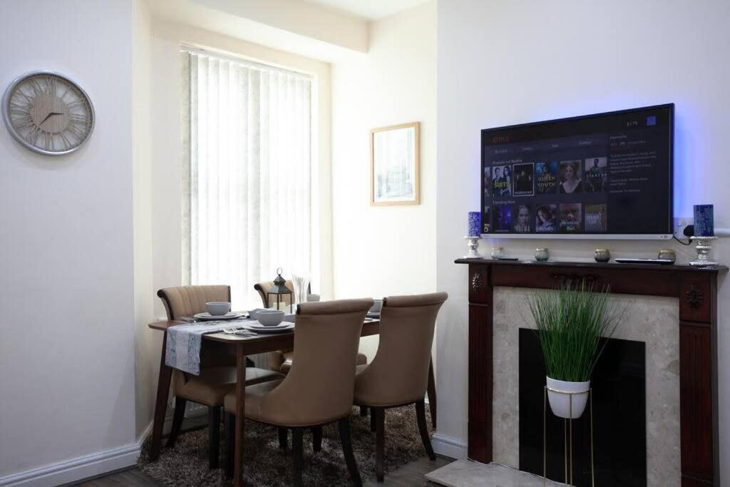6 Bedroom House 10min Drive From Centre * Manchester