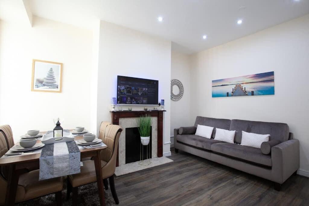 6 Bedroom House 10min Drive From Centre Holiday home *