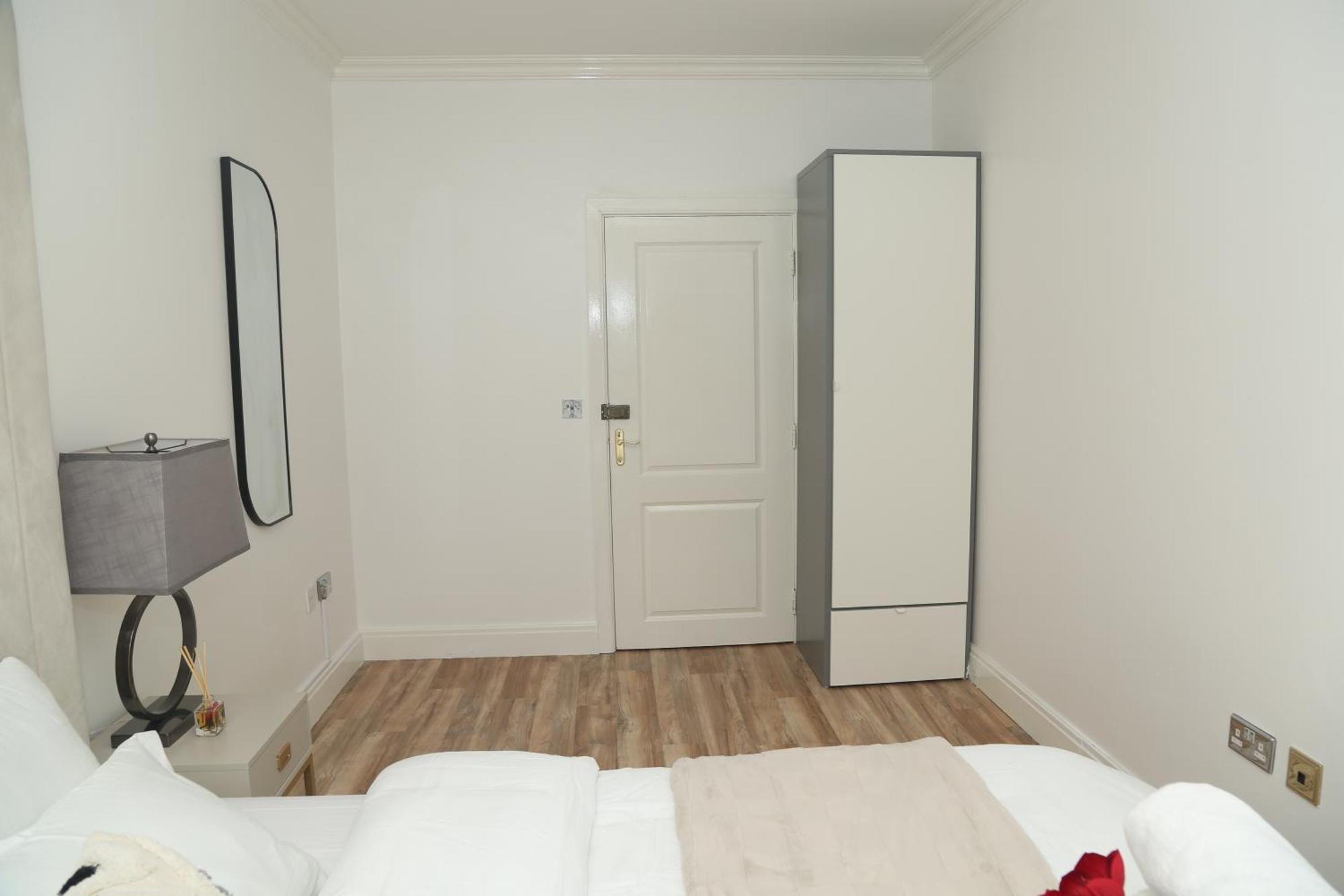 Mdz Luxe Stays-sleeps 6