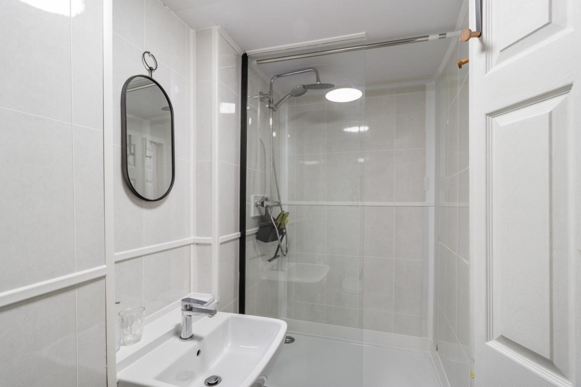With Shared Garden - 3min To Bus Stop