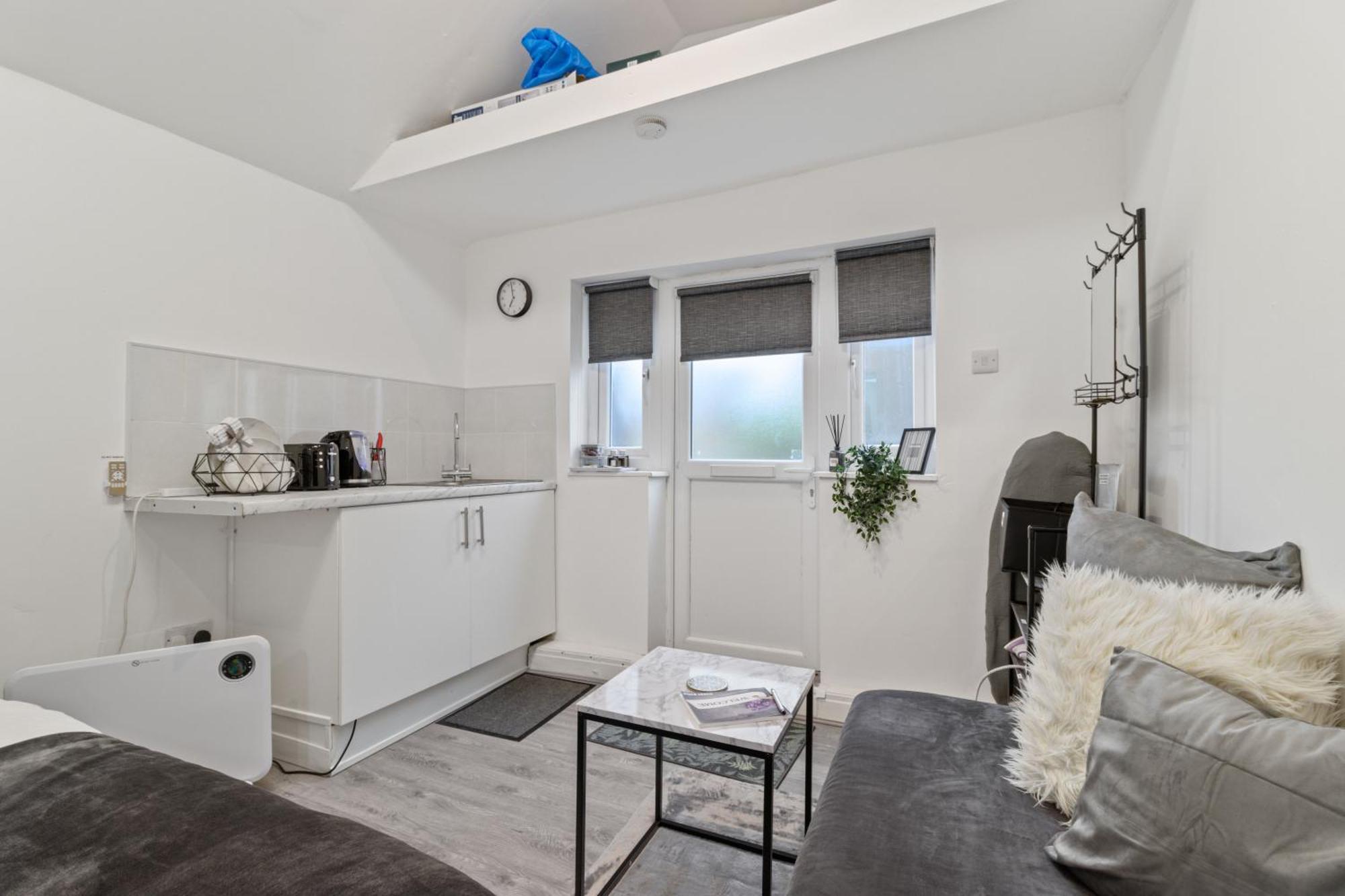 Apartment With Shared Garden - 3min To Bus Stop