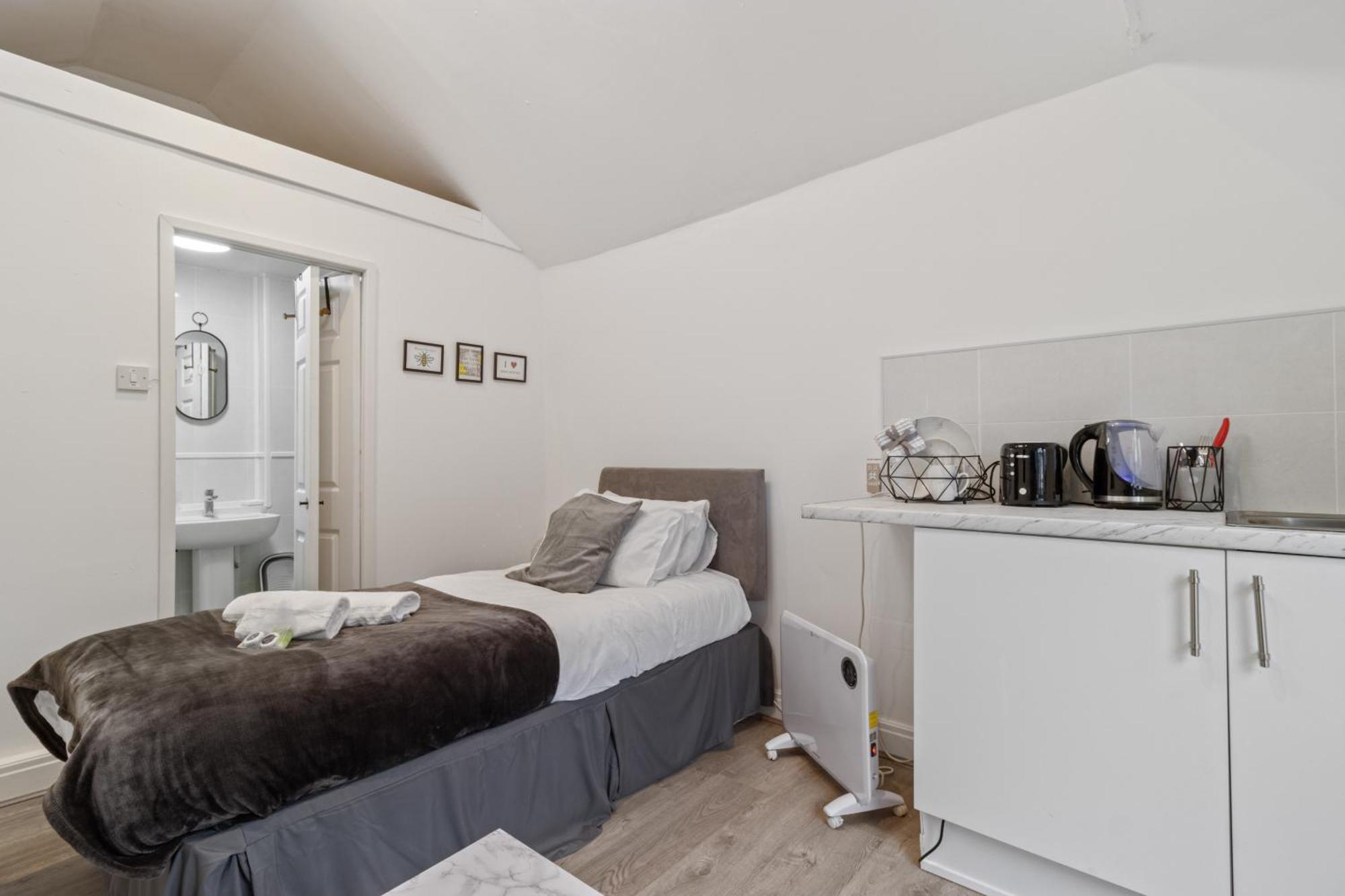 Apartment With Shared Garden - 3min To Bus Stop *