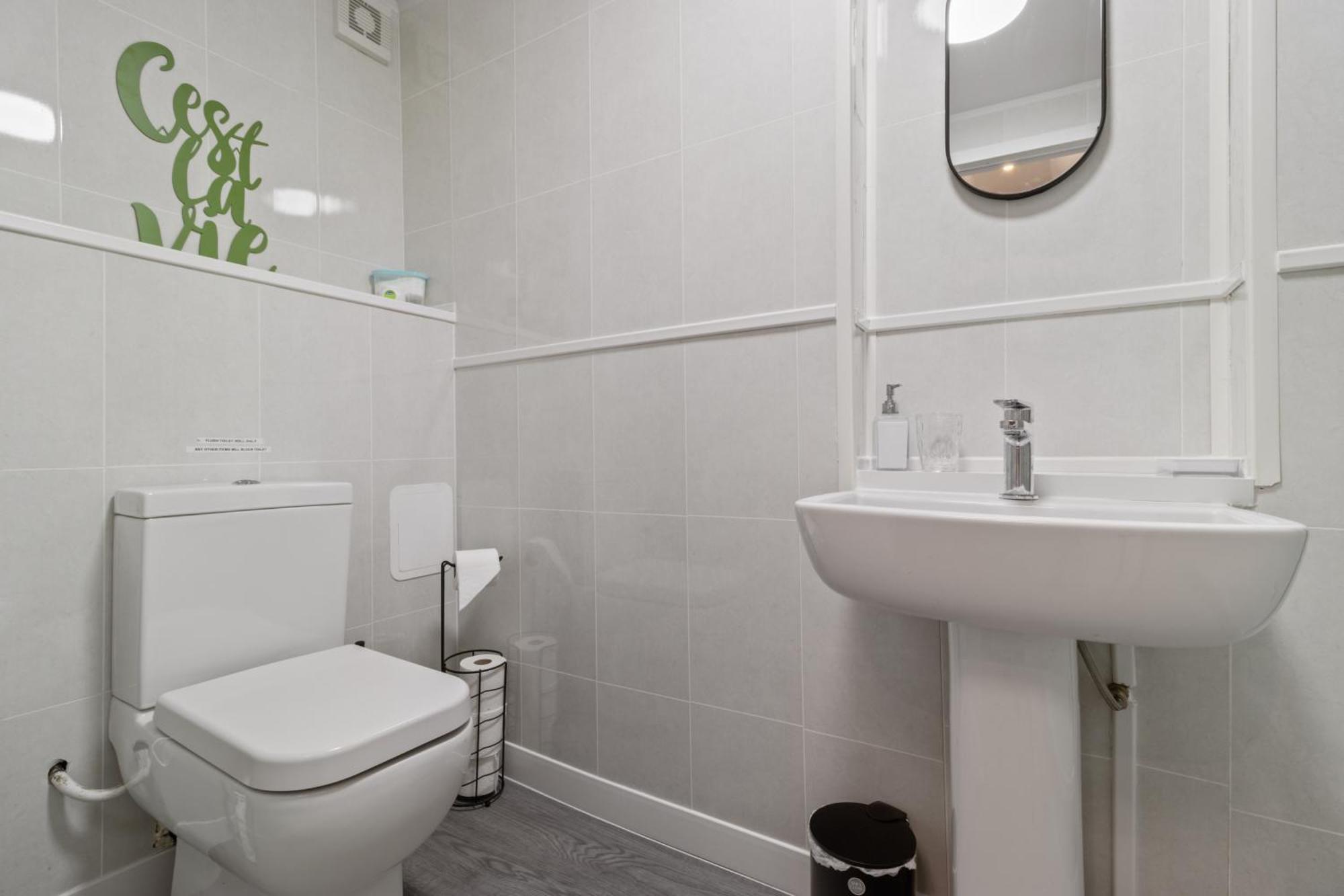With Shared Garden - 3min To Bus Stop Apartment Manchester