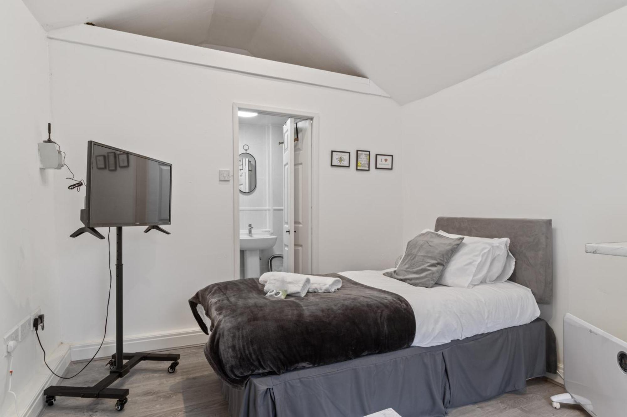 Apartment With Shared Garden - 3min To Bus Stop