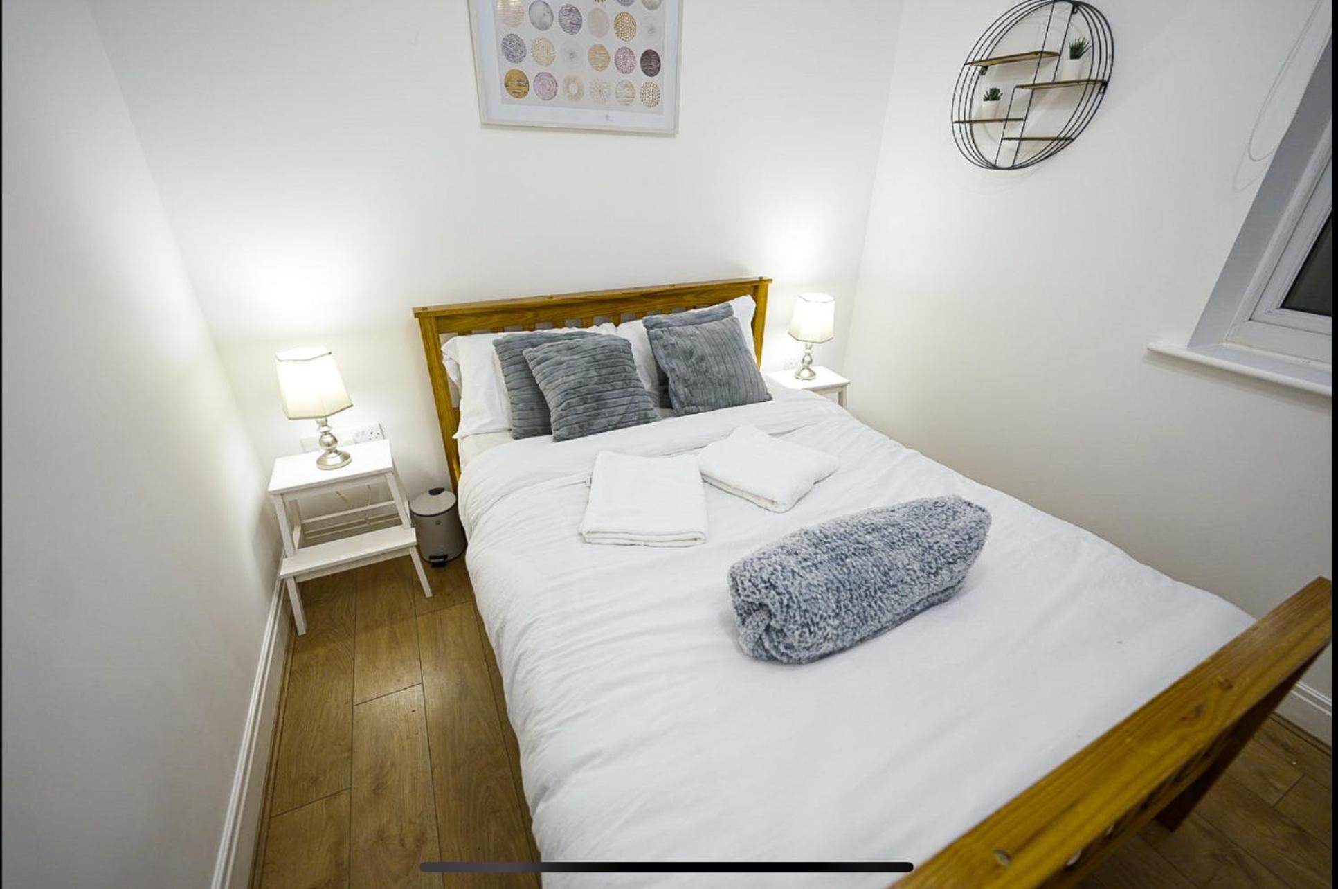 Apartment Modern Luxury 2 Bed Apartment, Sleeps 5