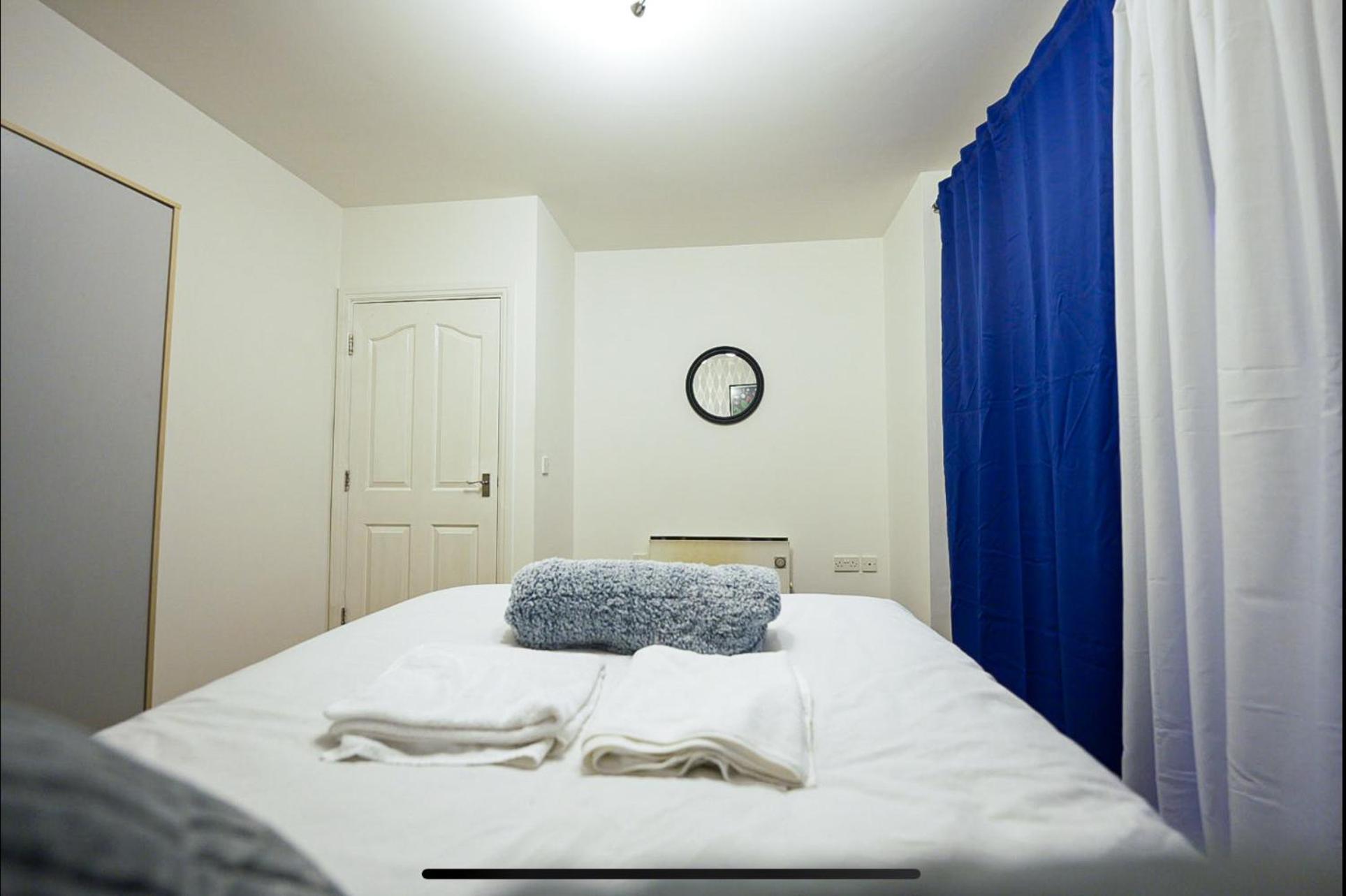 Modern Luxury 2 Bed Apartment, Sleeps 5 Apartment *