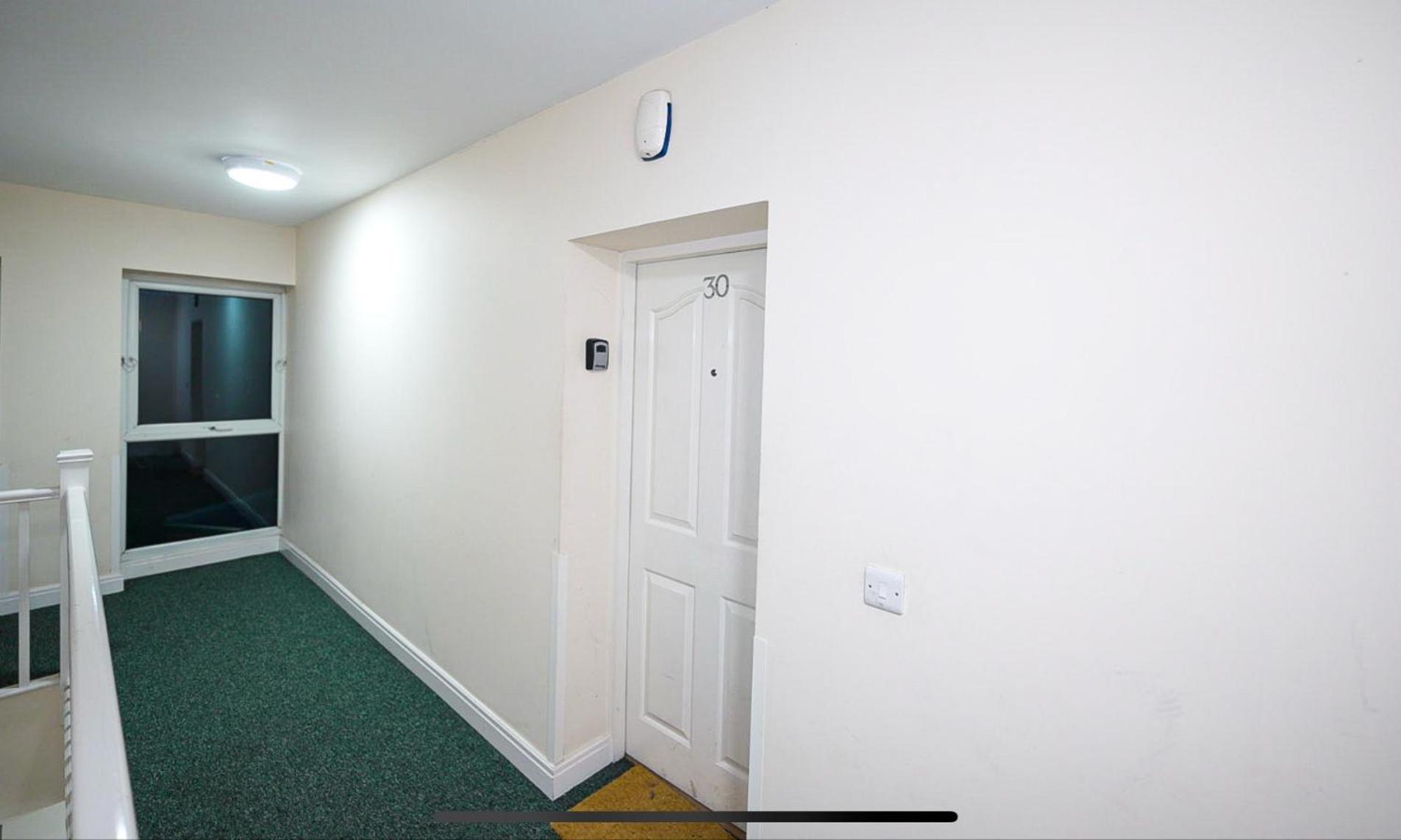 Modern Luxury 2 Bed Apartment, Sleeps 5 *