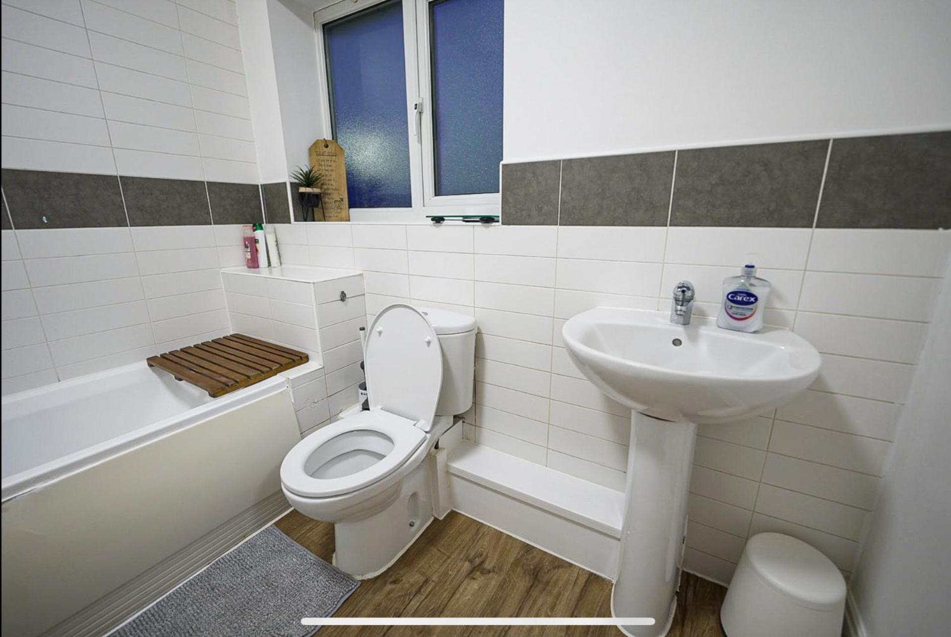 Modern Luxury 2 Bed Apartment, Sleeps 5