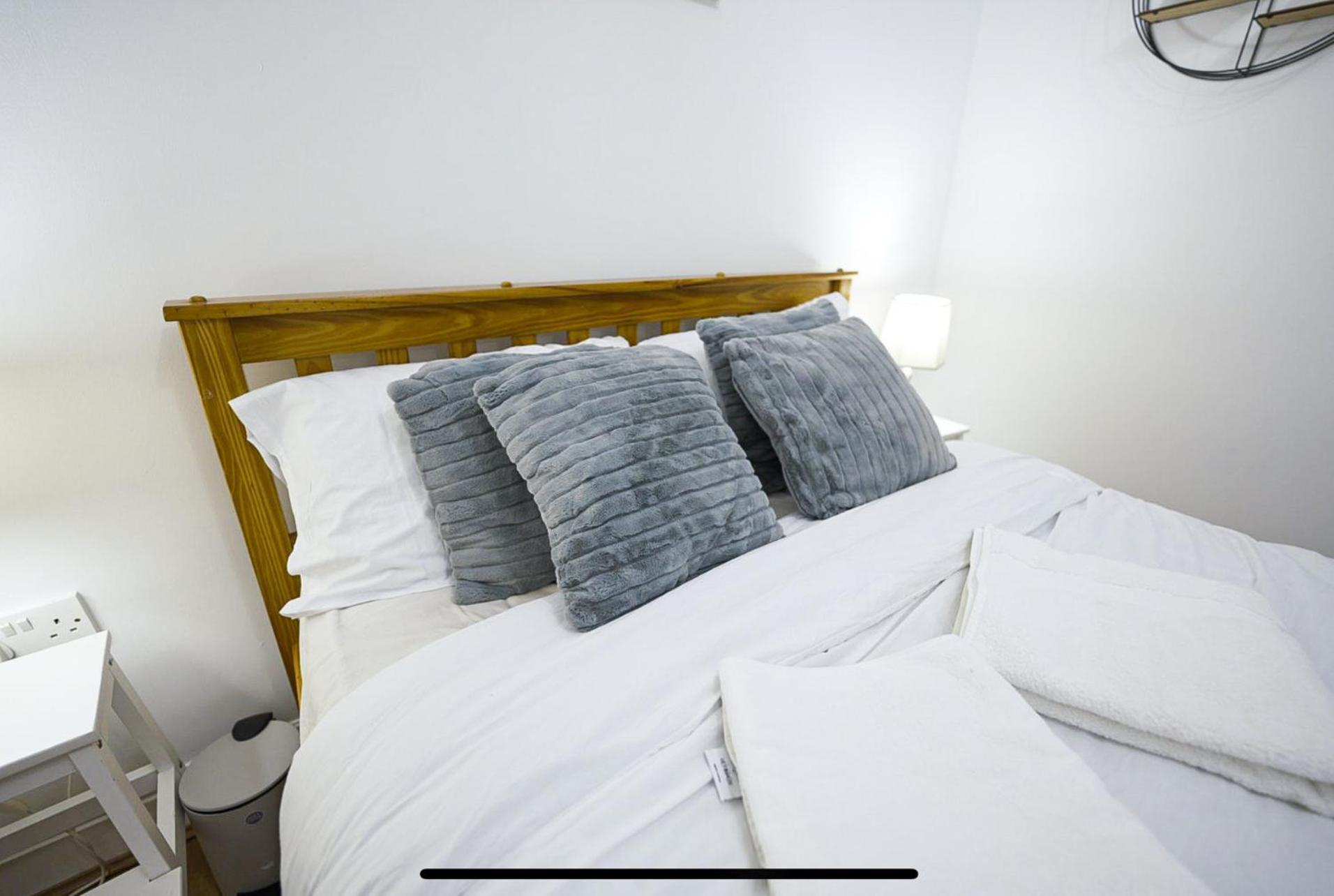 Modern Luxury 2 Bed Apartment, Sleeps 5 *