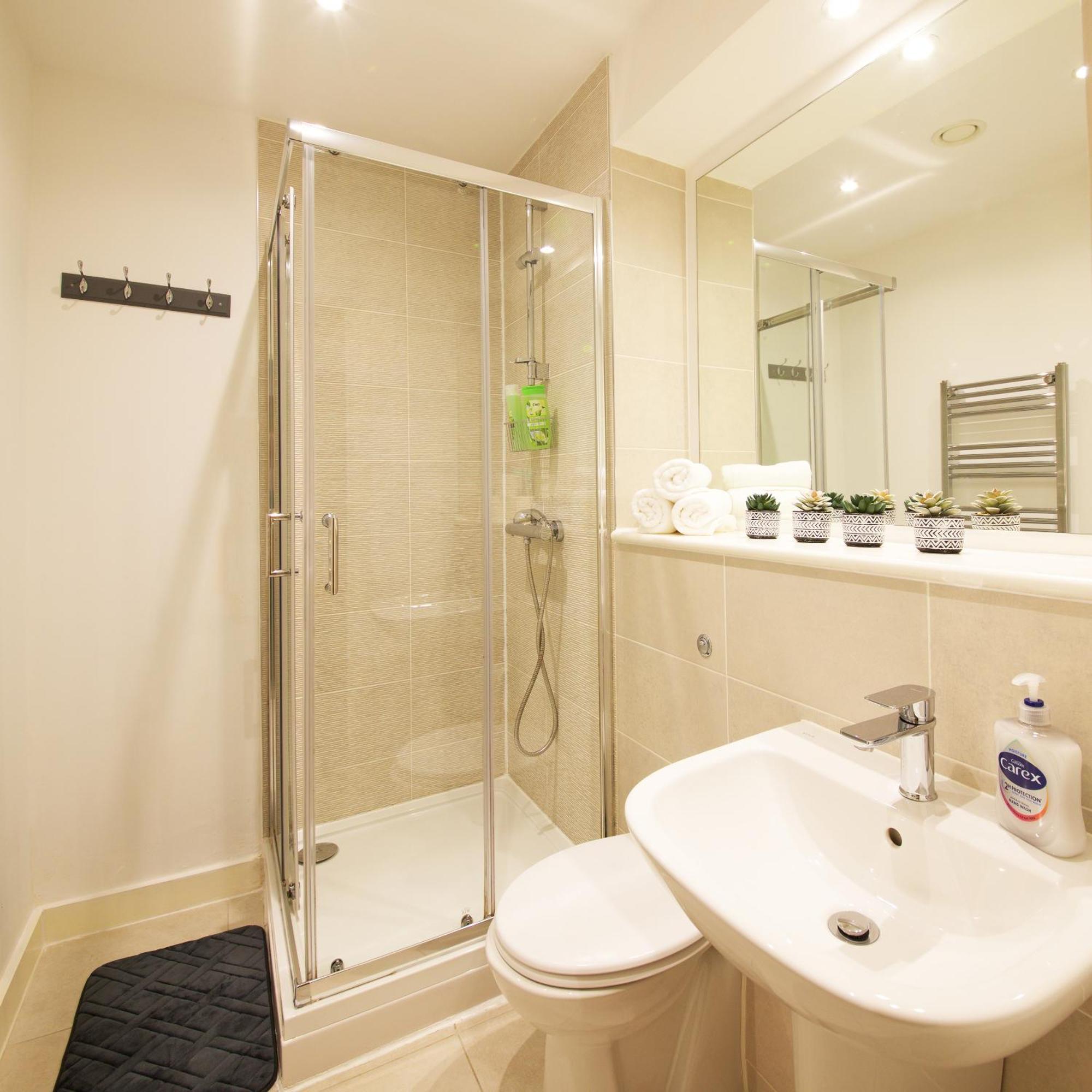 Apartment Stylish 1-bed Near Centre, Mediacityuk, Spinningfields, Old Trafford & Etihad, Sleeps 4, Netflix, Gym, Balcony, Nespresso Machine, Ideal For Professionals & Extended And Short Stays! Manchester
