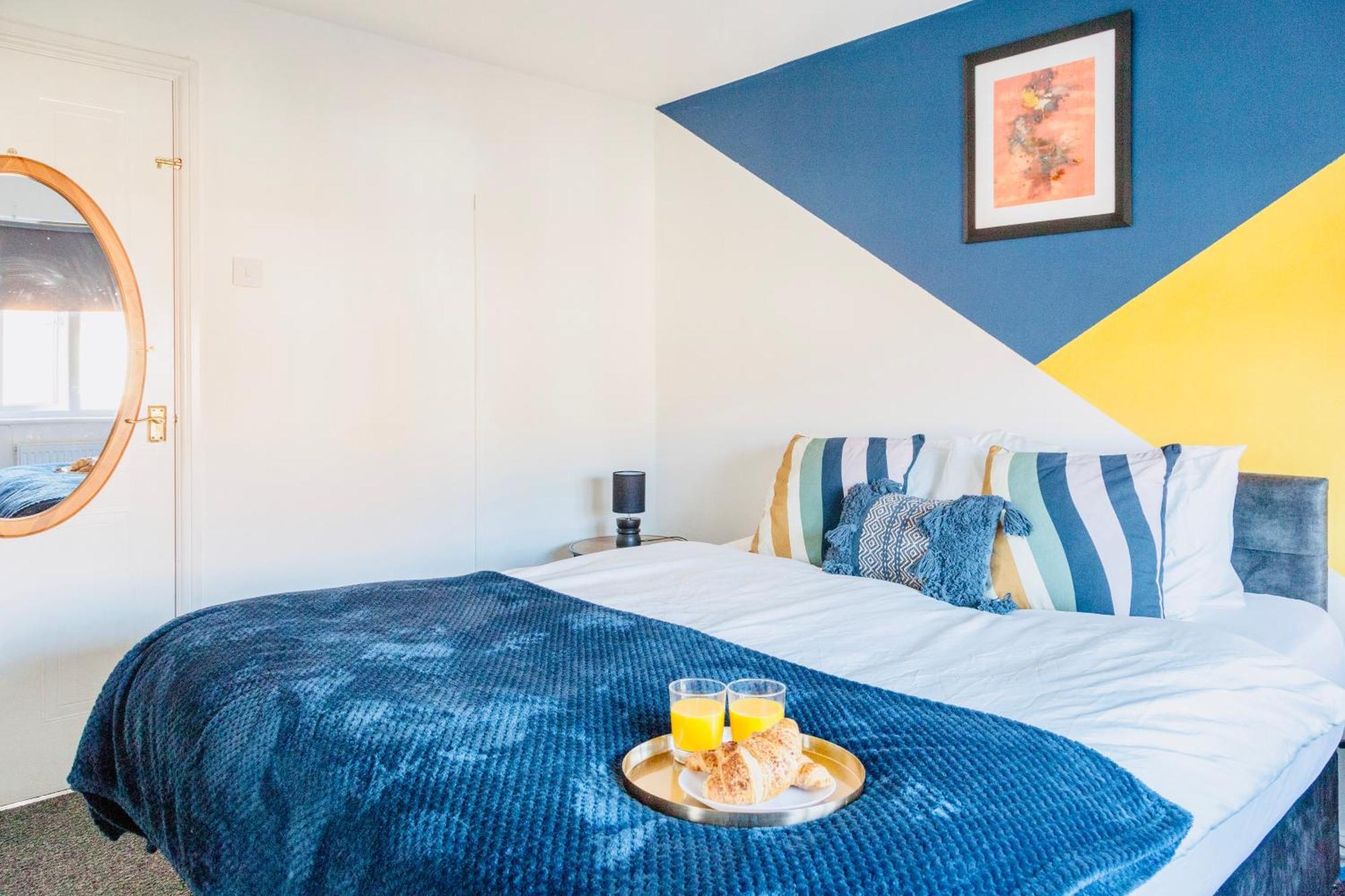Holiday home Modern 3-Bedroom Home 5 Mins To Manchester Airport, 30 Mins To Peak District, Free Parking & Fast Wifi *