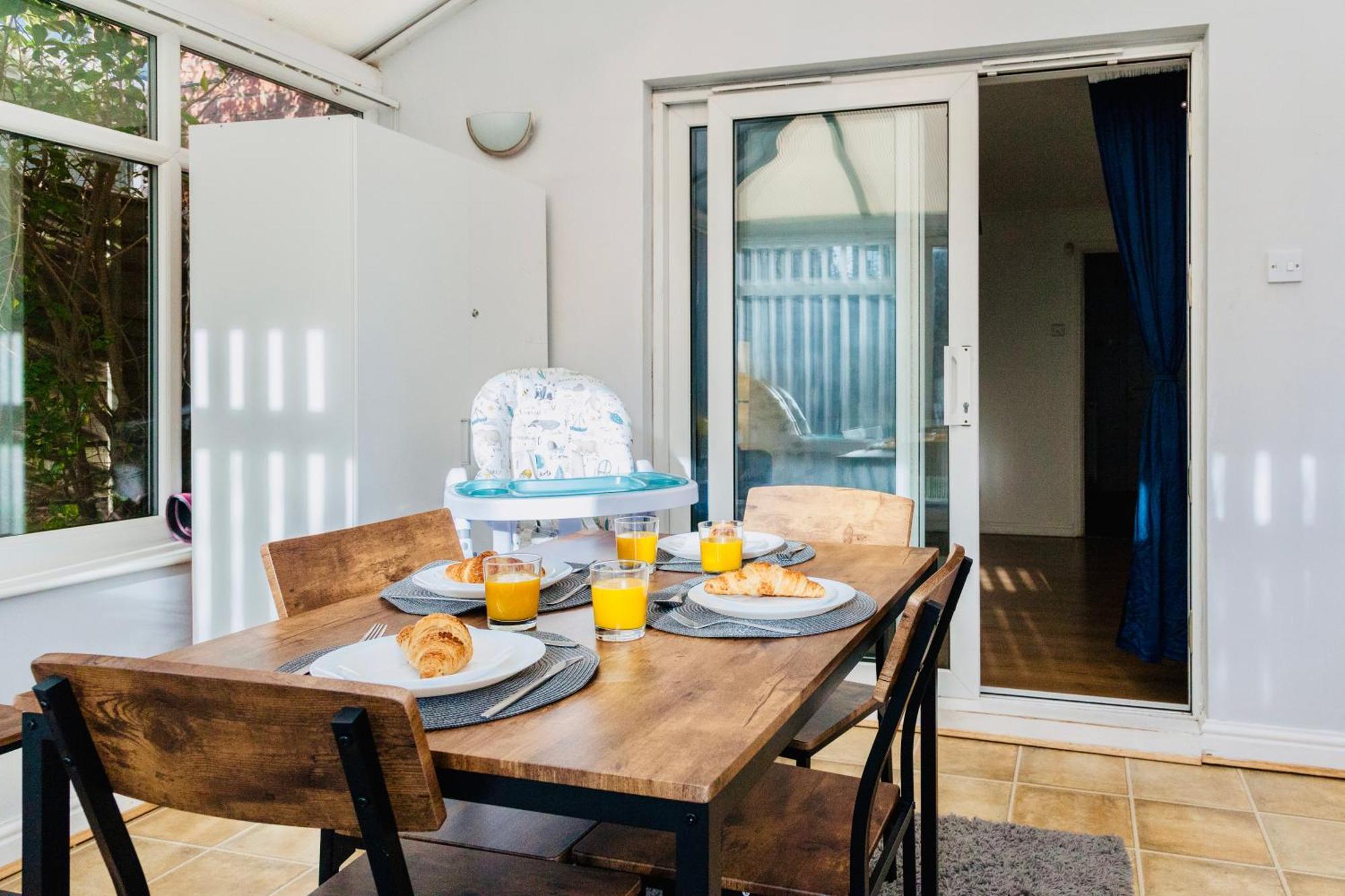 Comfy 3 Bed House By Airport, Perfect For Groups & Families Holiday home Manchester