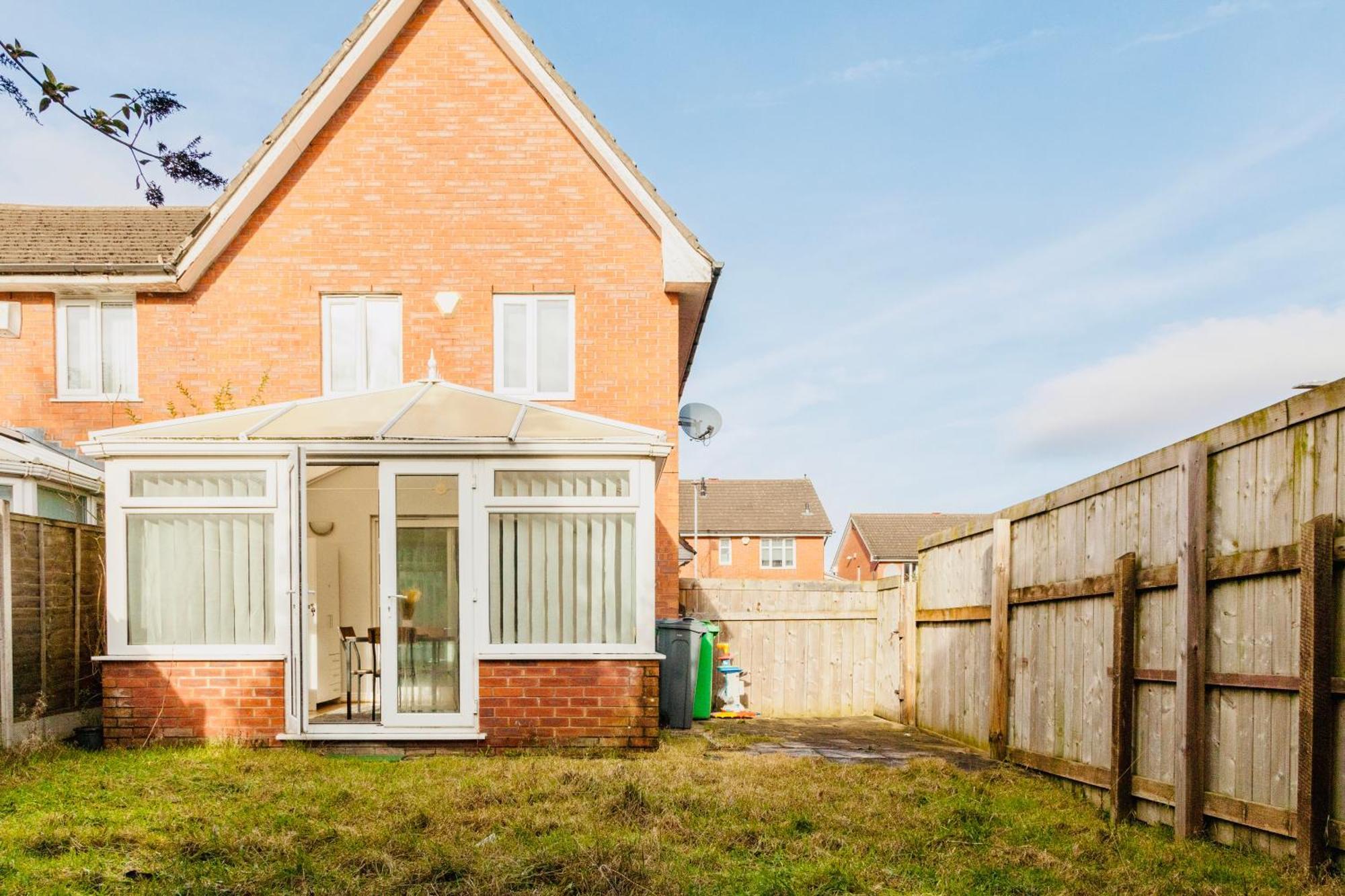 Modern 3-Bedroom Home 5 Mins To Manchester Airport, 30 Mins To Peak District, Free Parking & Fast Wifi * Manchester