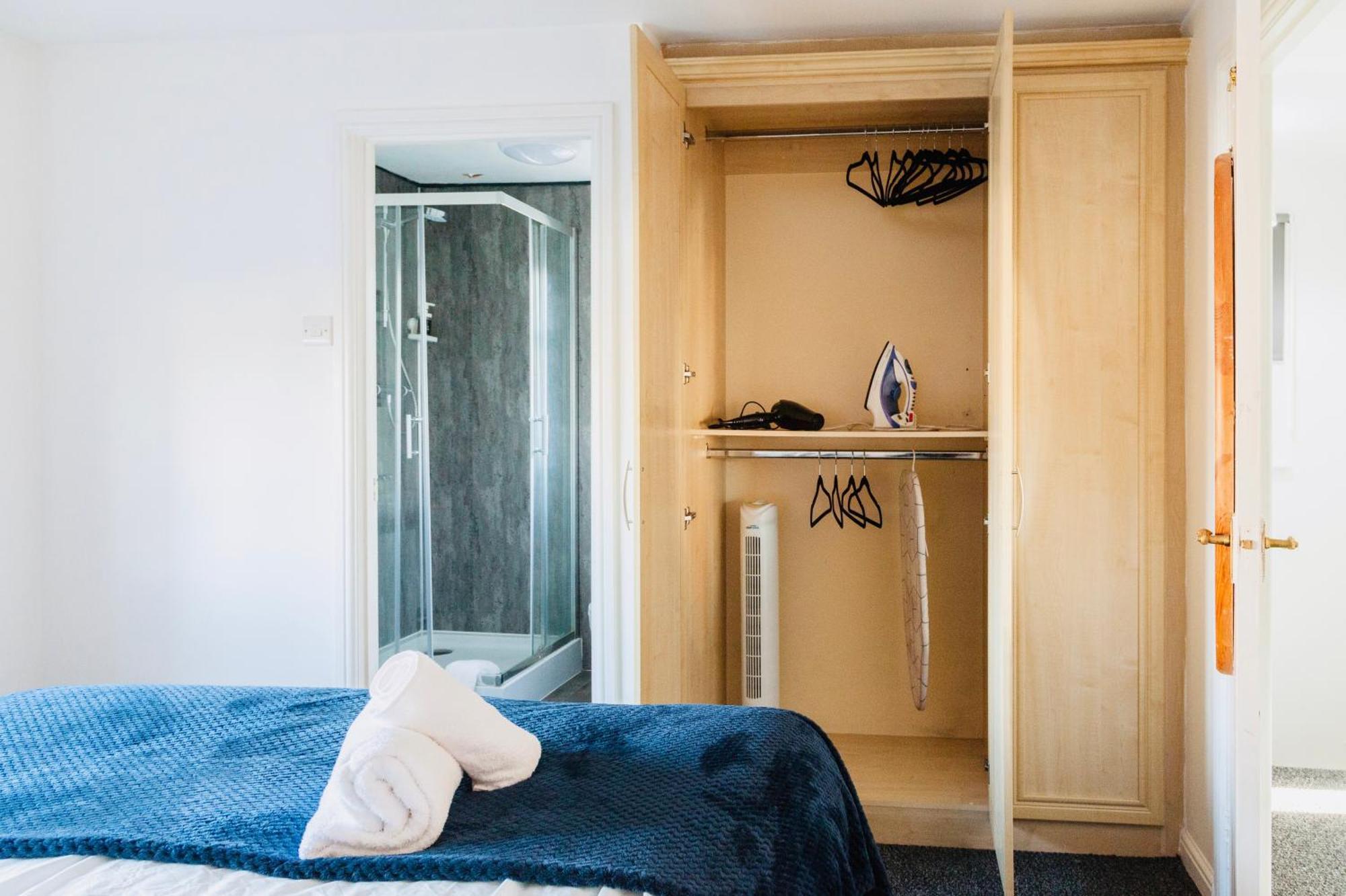 Modern 3-Bedroom Home 5 Mins To Manchester Airport, 30 Mins To Peak District, Free Parking & Fast Wifi