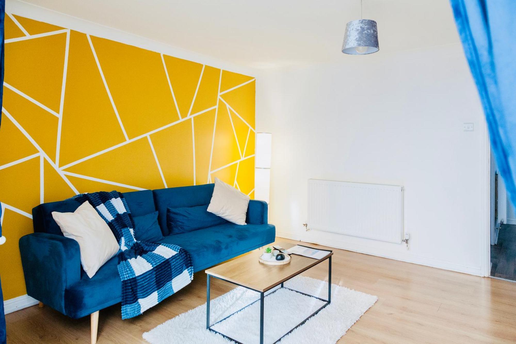 Modern 3-Bedroom Home 5 Mins To Manchester Airport, 30 Mins To Peak District, Free Parking & Fast Wifi Holiday home *