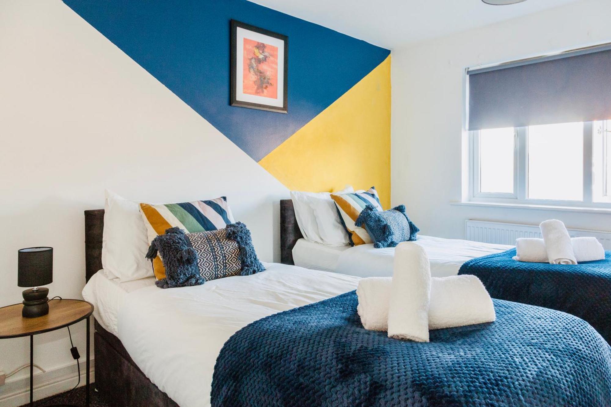 Holiday home Modern 3-Bedroom Home 5 Mins To Manchester Airport, 30 Mins To Peak District, Free Parking & Fast Wifi *