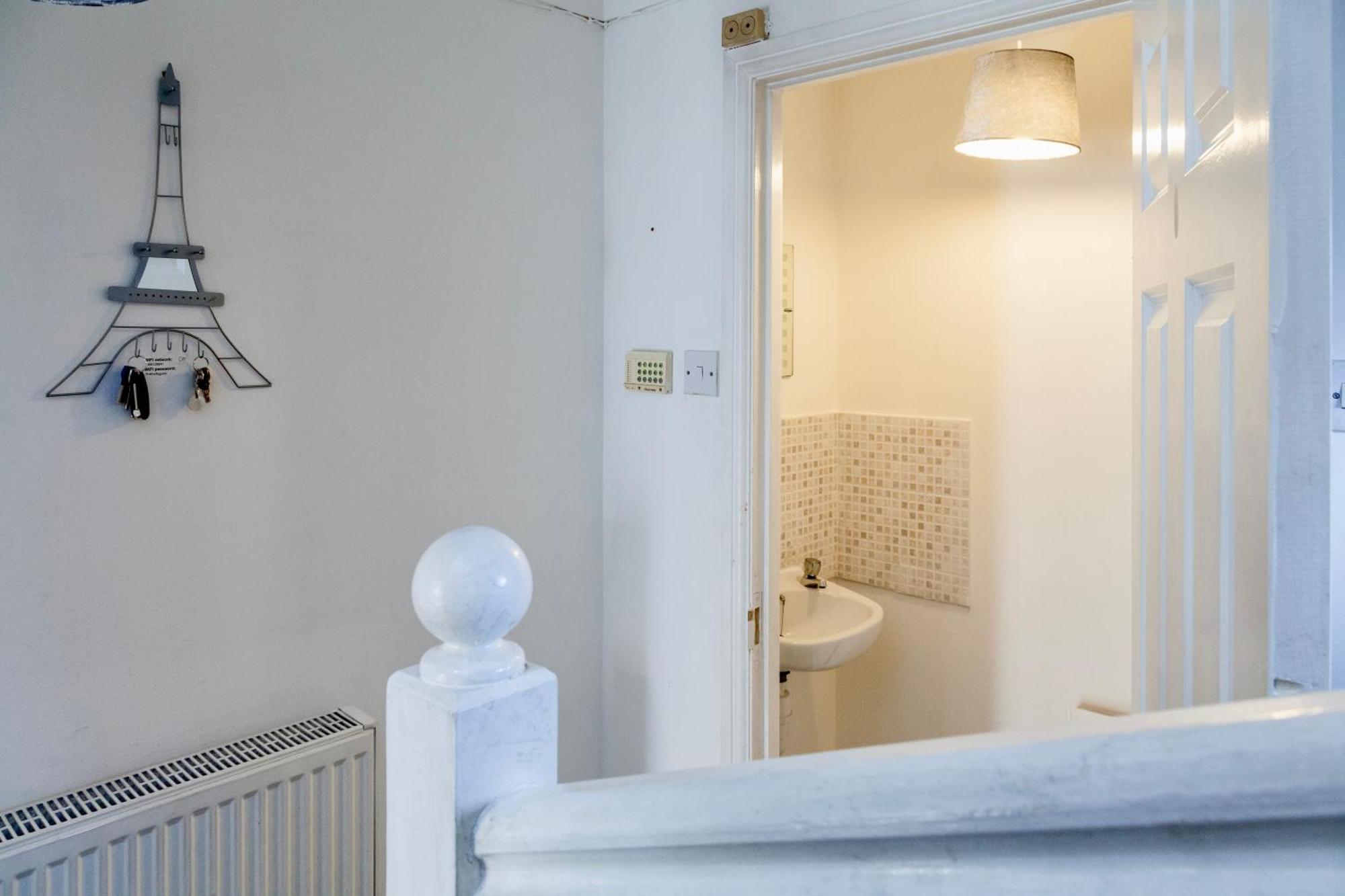 Holiday home Modern 3-Bedroom Home 5 Mins To Manchester Airport, 30 Mins To Peak District, Free Parking & Fast Wifi *
