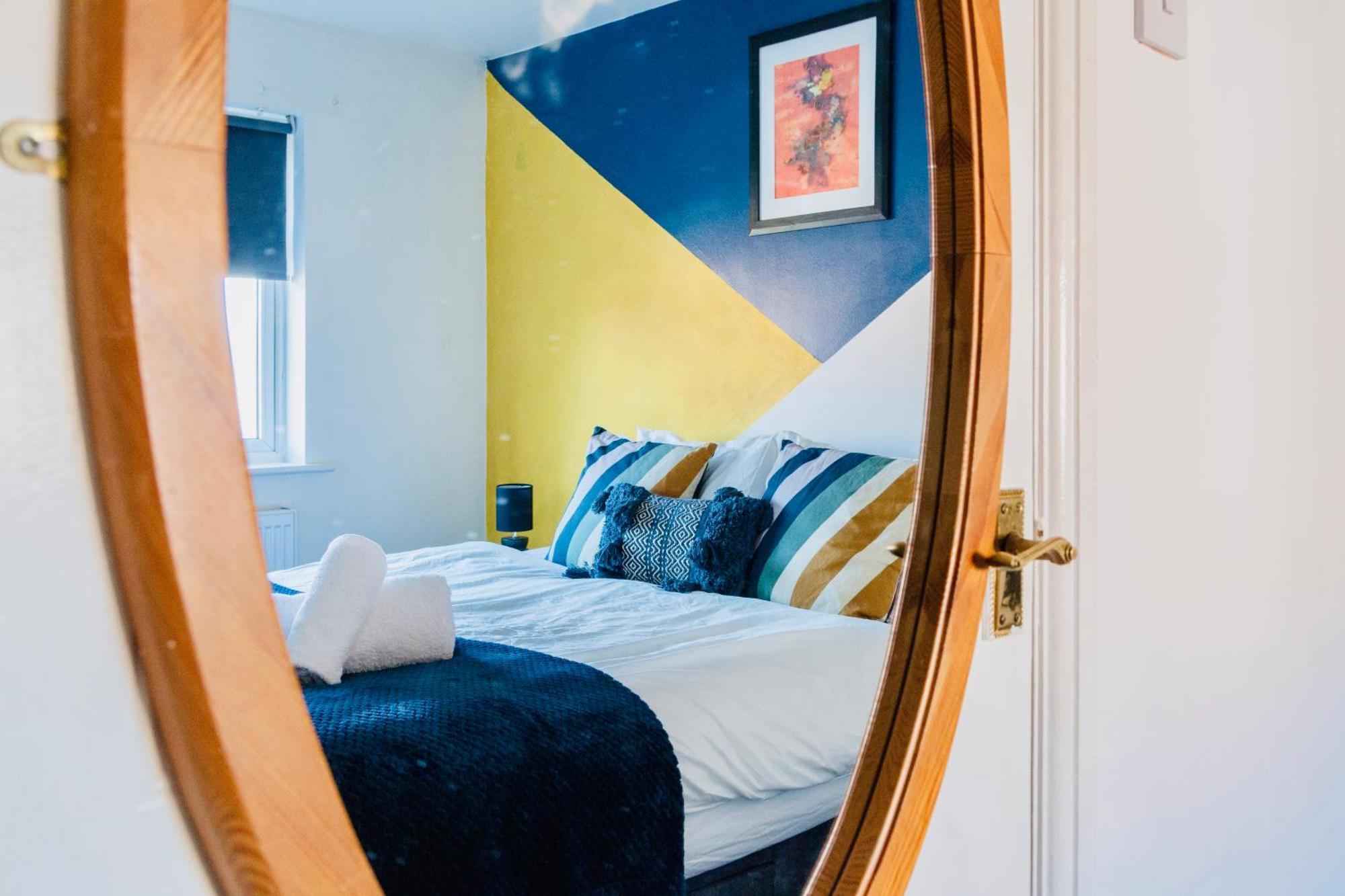 Holiday home Modern 3-Bedroom Home 5 Mins To Manchester Airport, 30 Mins To Peak District, Free Parking & Fast Wifi *