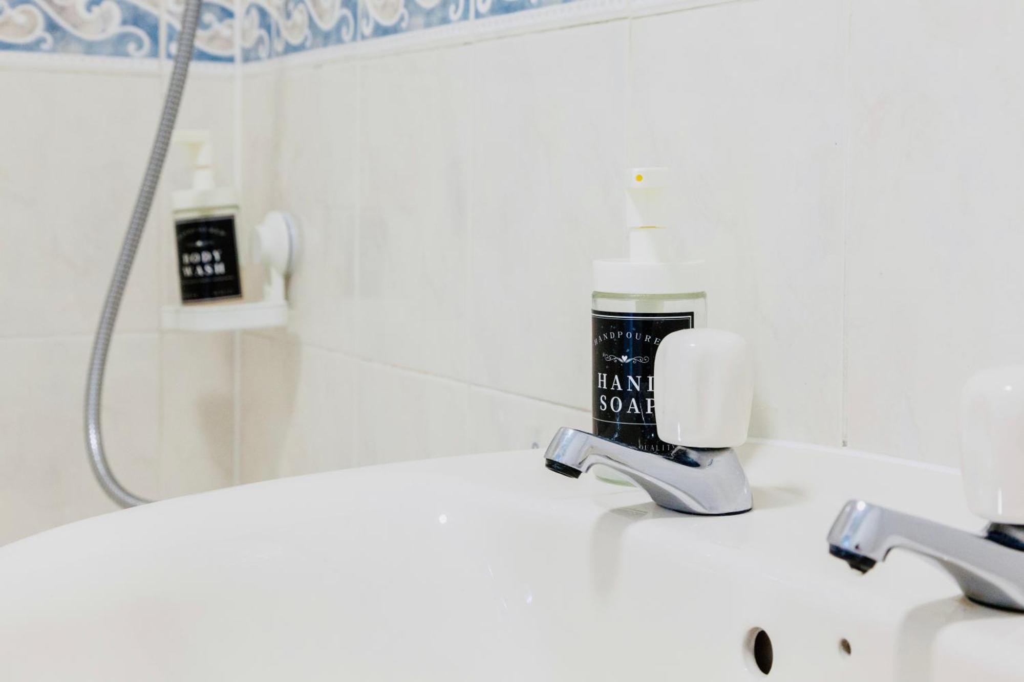Modern 3-Bedroom Home 5 Mins To Manchester Airport, 30 Mins To Peak District, Free Parking & Fast Wifi *
