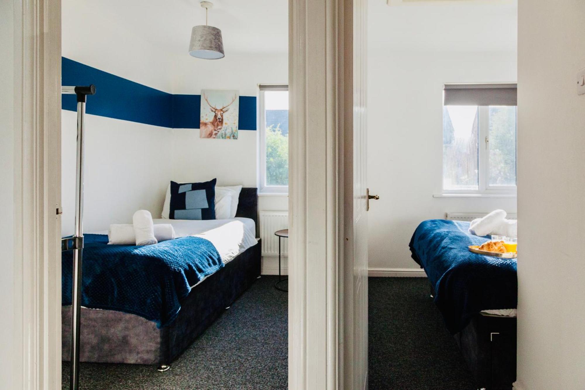Modern 3-Bedroom Home 5 Mins To Manchester Airport, 30 Mins To Peak District, Free Parking & Fast Wifi Holiday home Manchester
