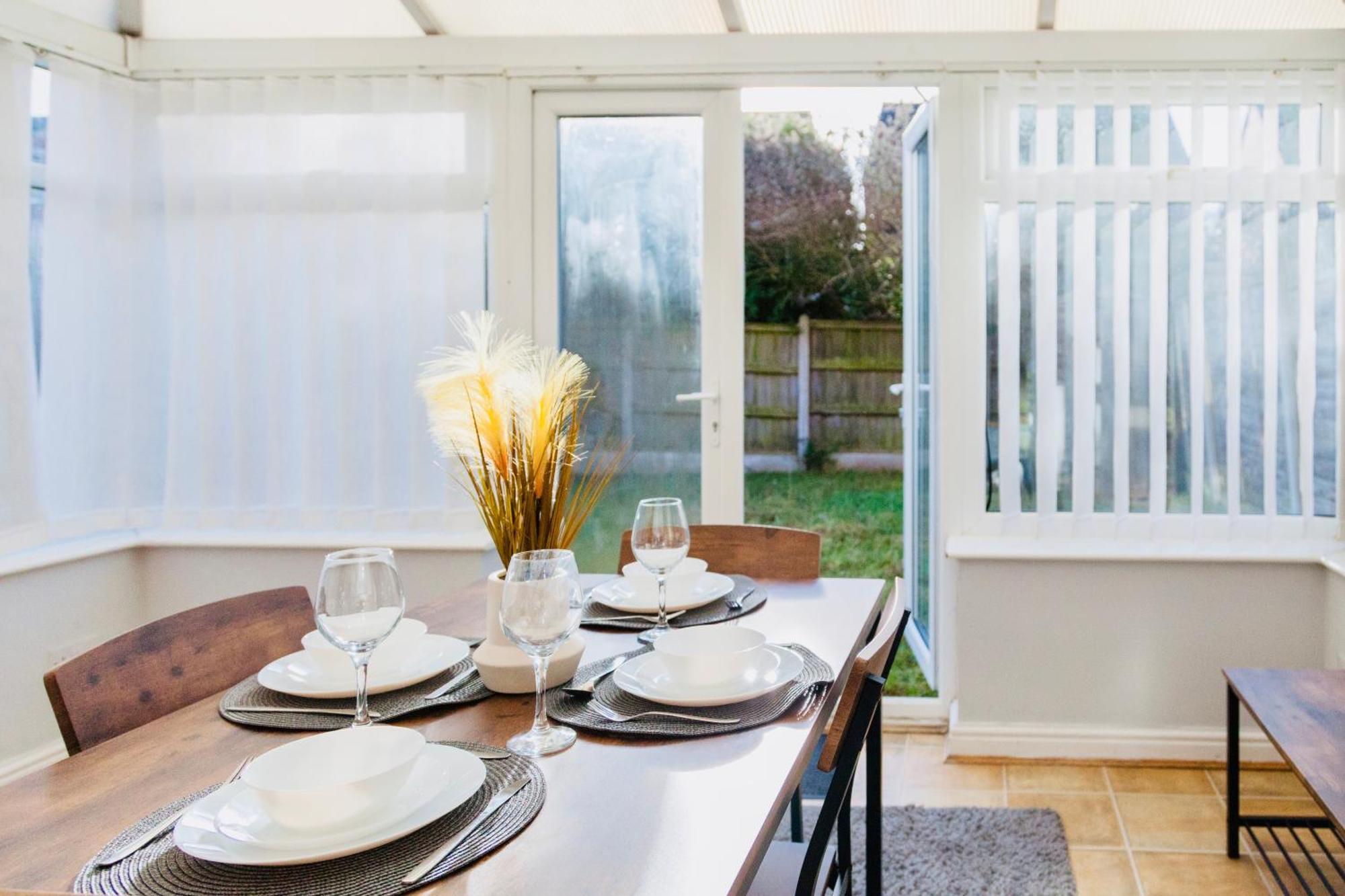 Holiday home Modern 3-Bedroom Home 5 Mins To Manchester Airport, 30 Mins To Peak District, Free Parking & Fast Wifi Manchester