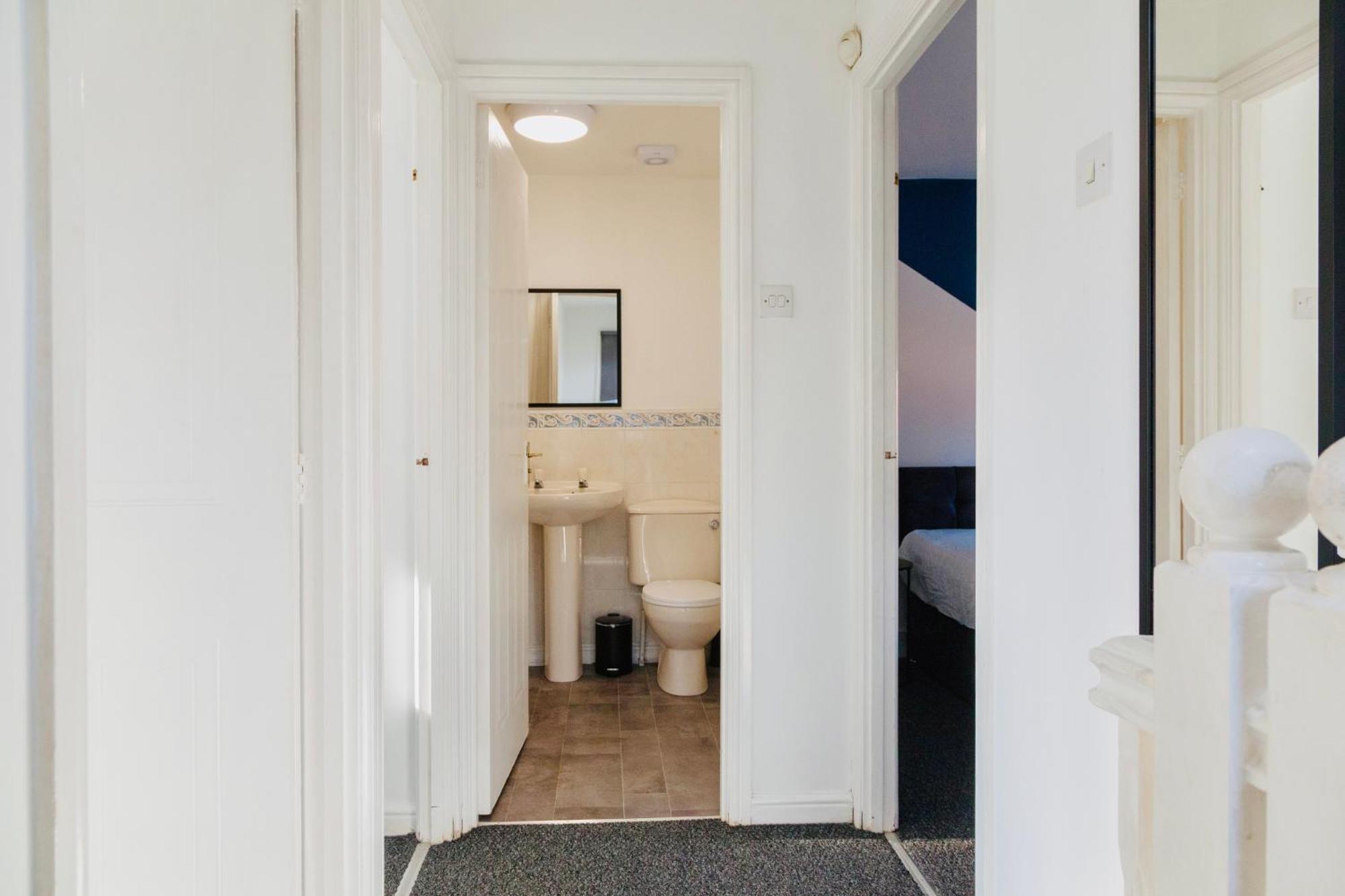 Modern 3-Bedroom Home 5 Mins To Manchester Airport, 30 Mins To Peak District, Free Parking & Fast Wifi Holiday home