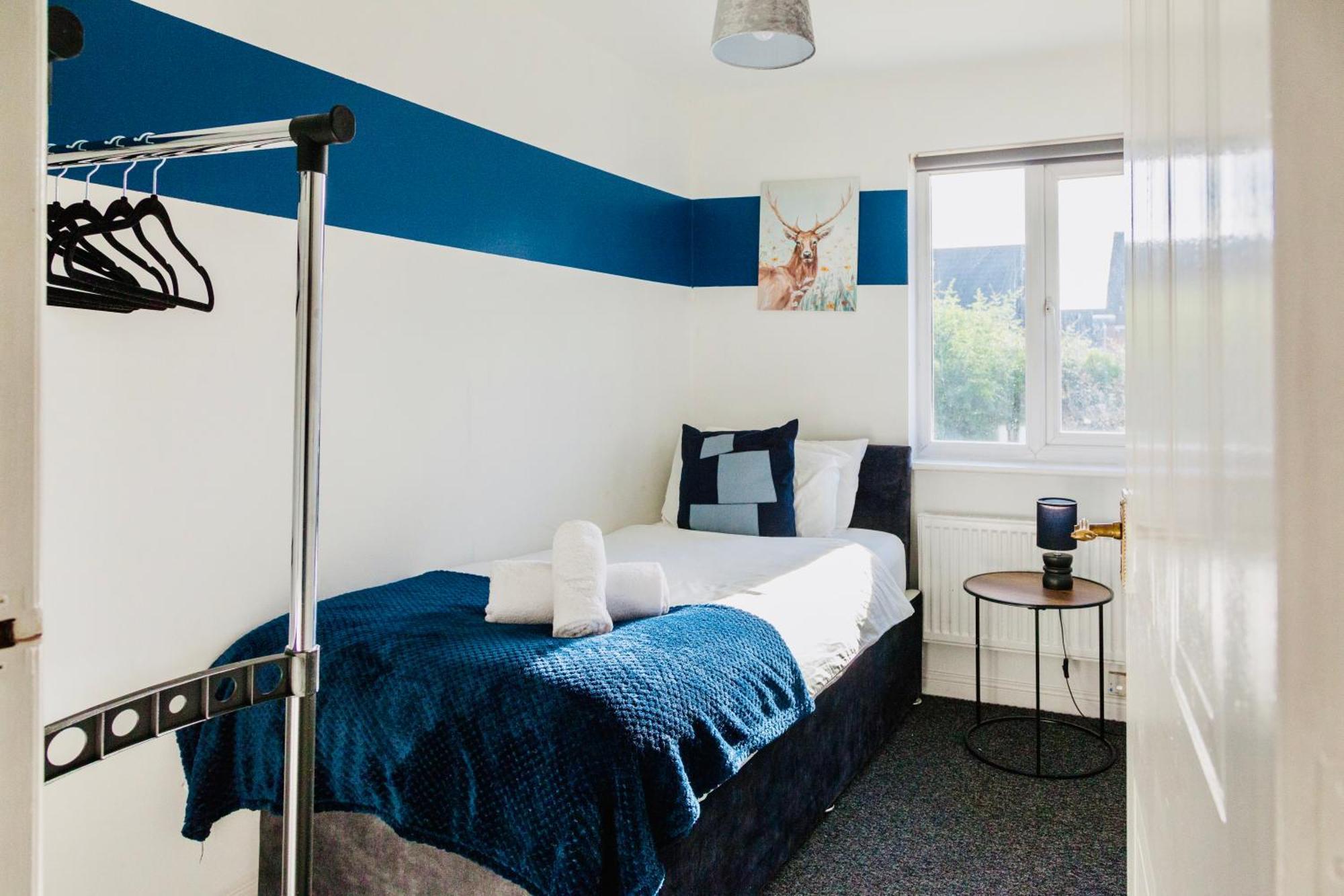 Holiday home Modern 3-Bedroom Home 5 Mins To Manchester Airport, 30 Mins To Peak District, Free Parking & Fast Wifi *