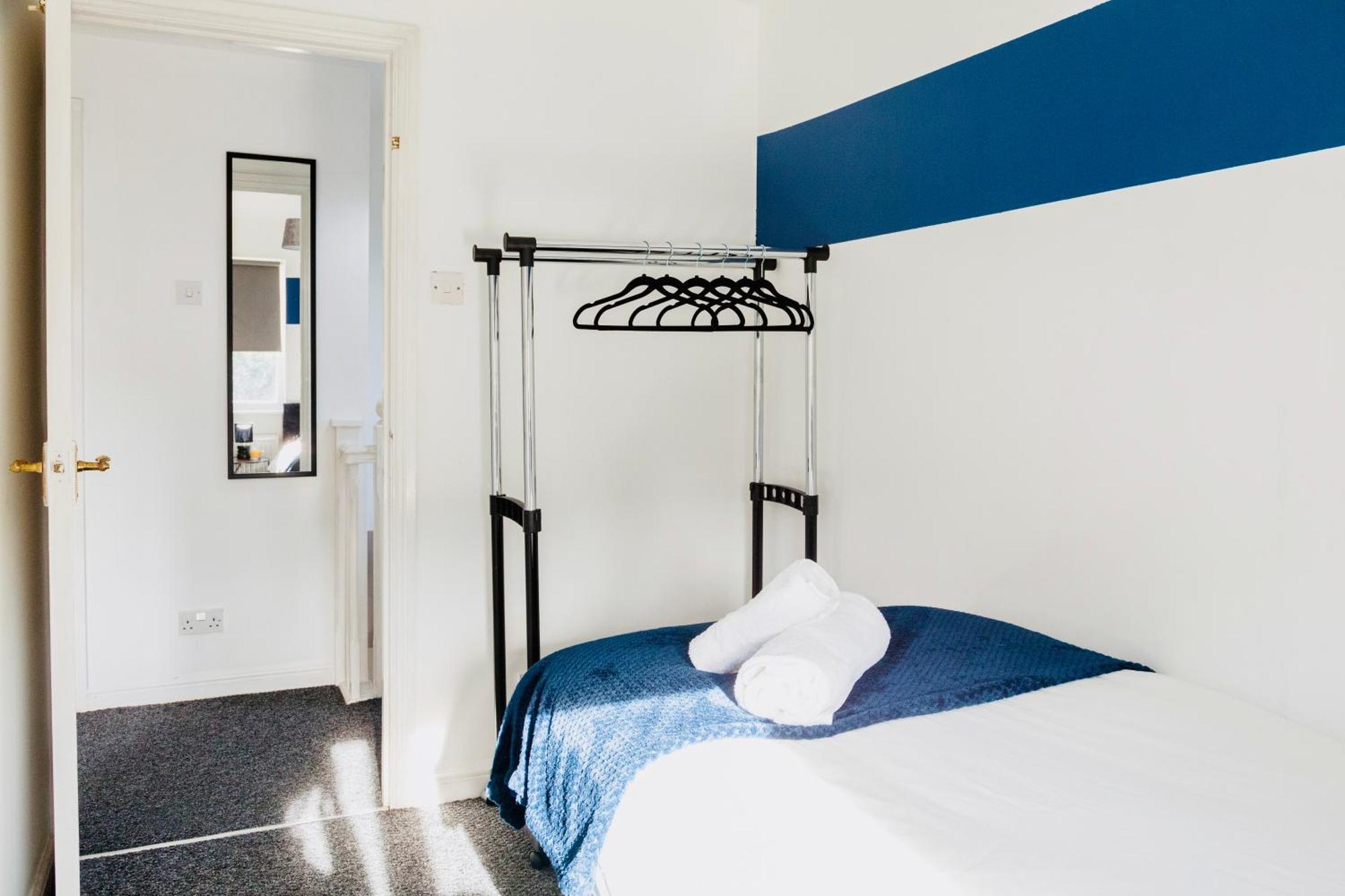Holiday home Modern 3-Bedroom Home 5 Mins To Manchester Airport, 30 Mins To Peak District, Free Parking & Fast Wifi Manchester