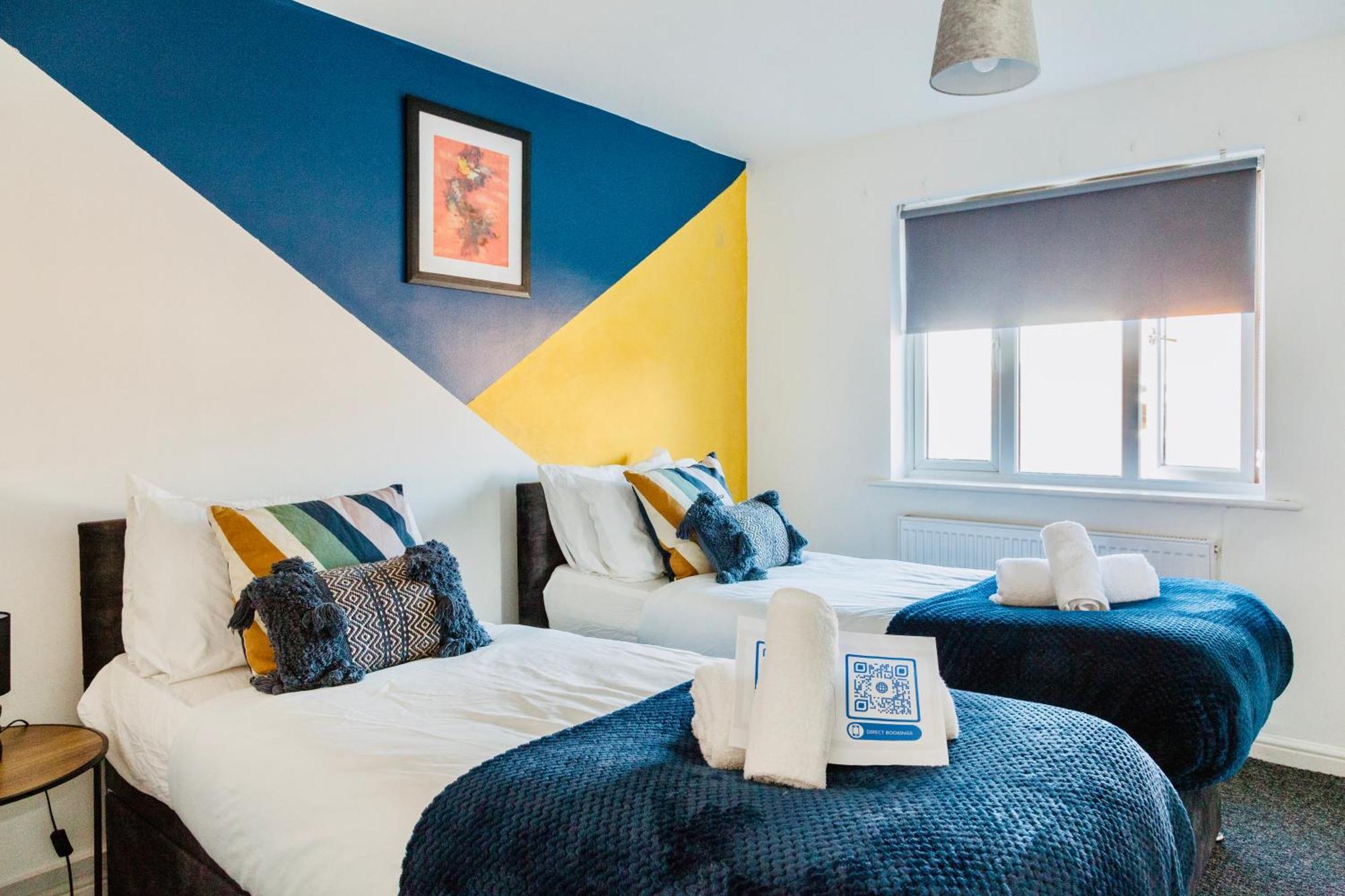 Modern 3-Bedroom Home 5 Mins To Manchester Airport, 30 Mins To Peak District, Free Parking & Fast Wifi *
