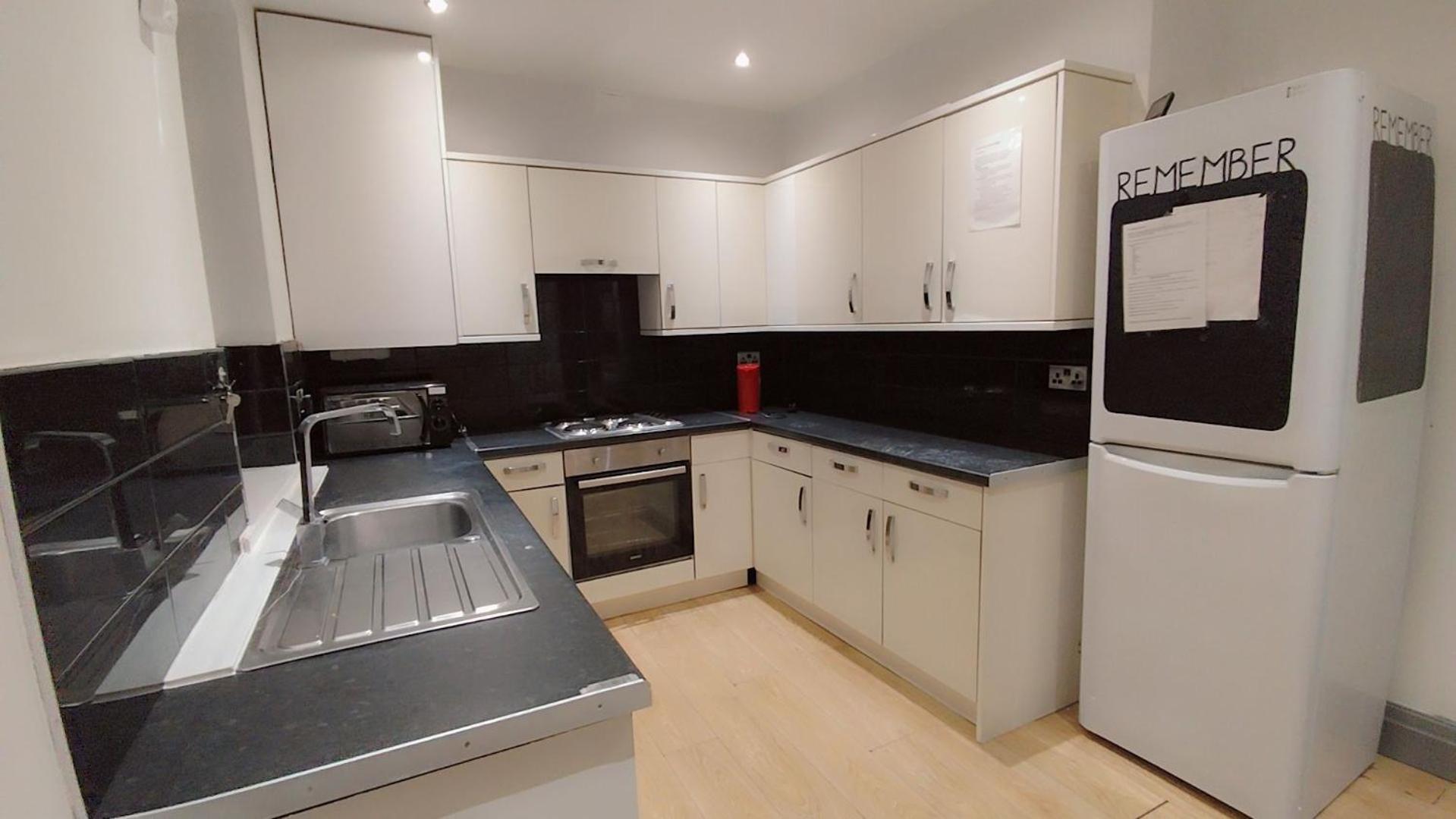 Double-bedroom In The Heart Of Eccles Perfect For Short Manchester