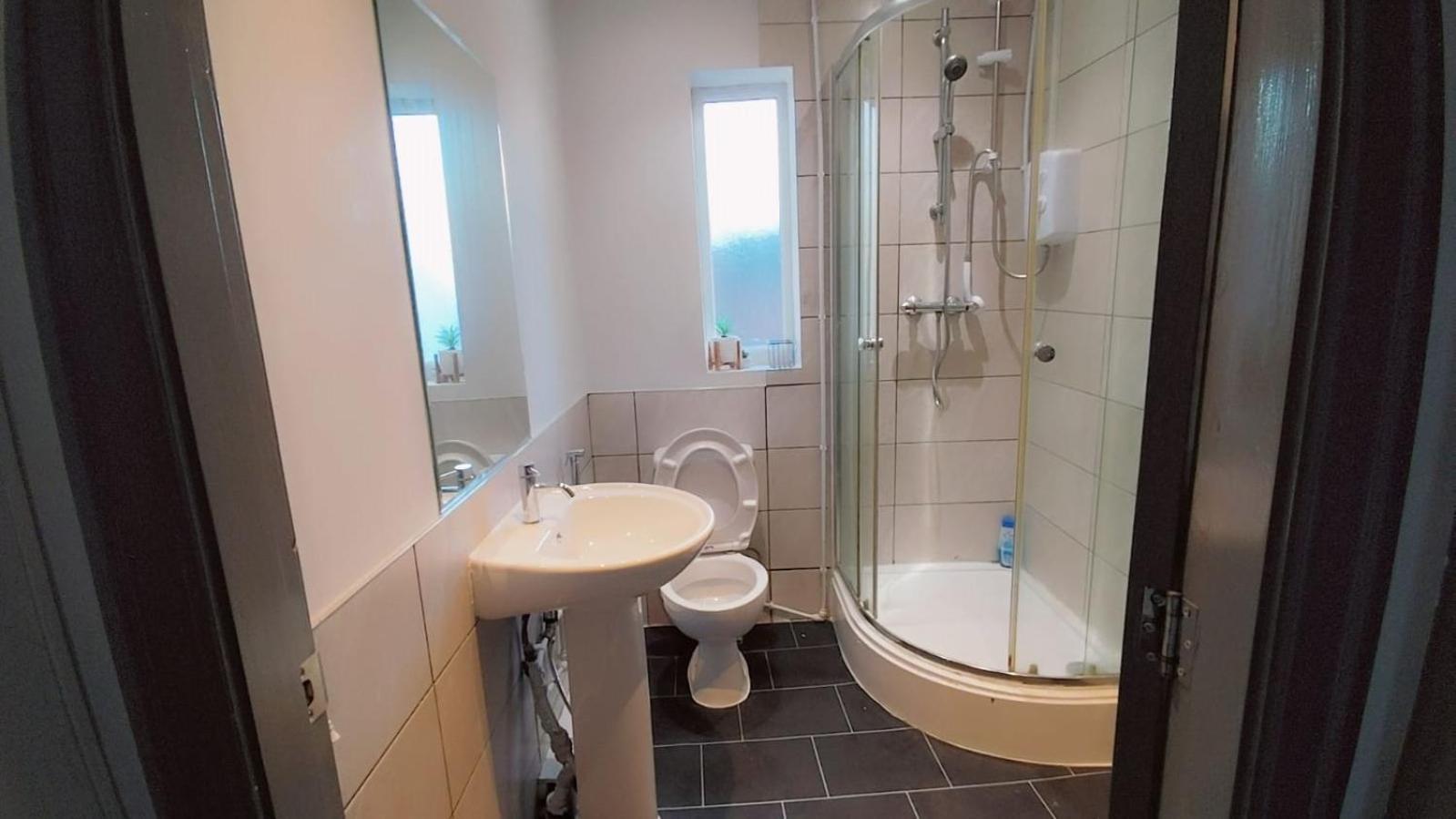 Double-bedroom In The Heart Of Eccles Perfect For Short *