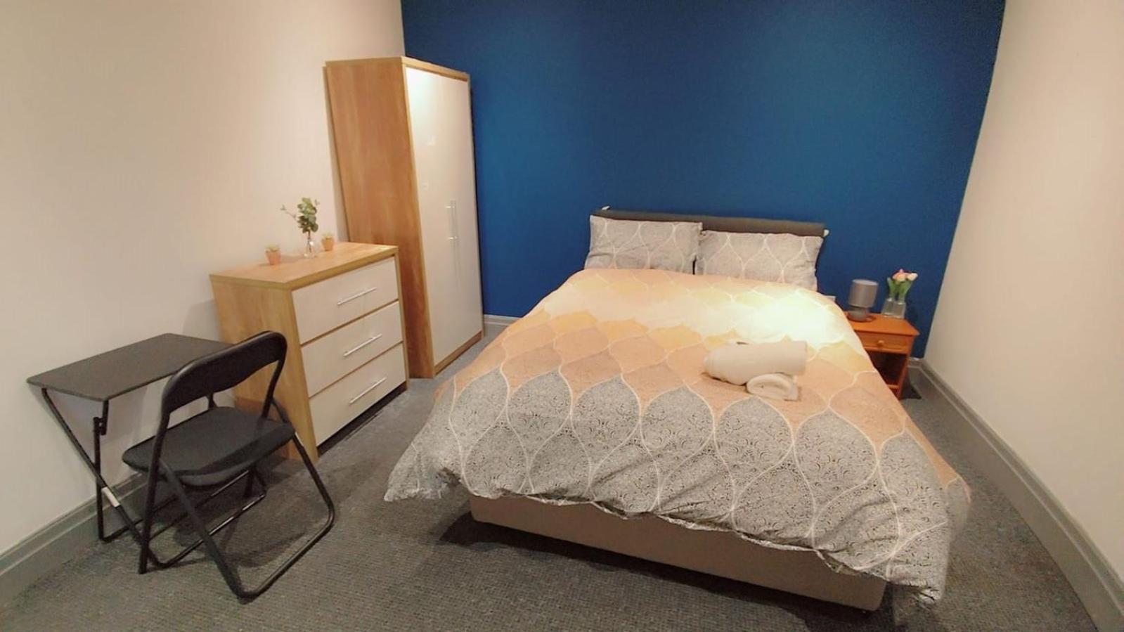 Guest house Double-bedroom In The Heart Of Eccles Perfect For Short