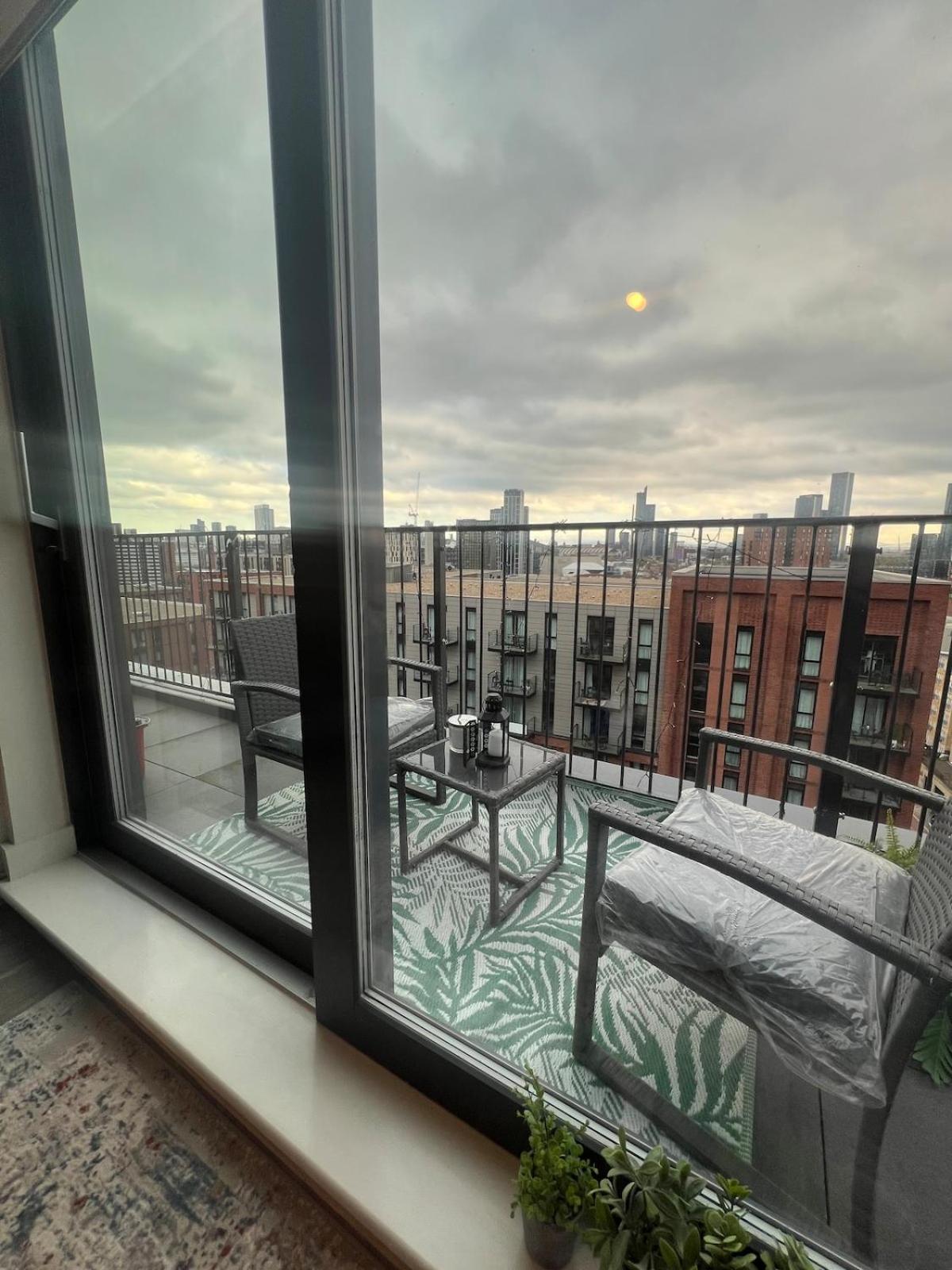 Apartment Stunning View 10th Floor 1 Bed With Large Balcony! -access To A Free Gym