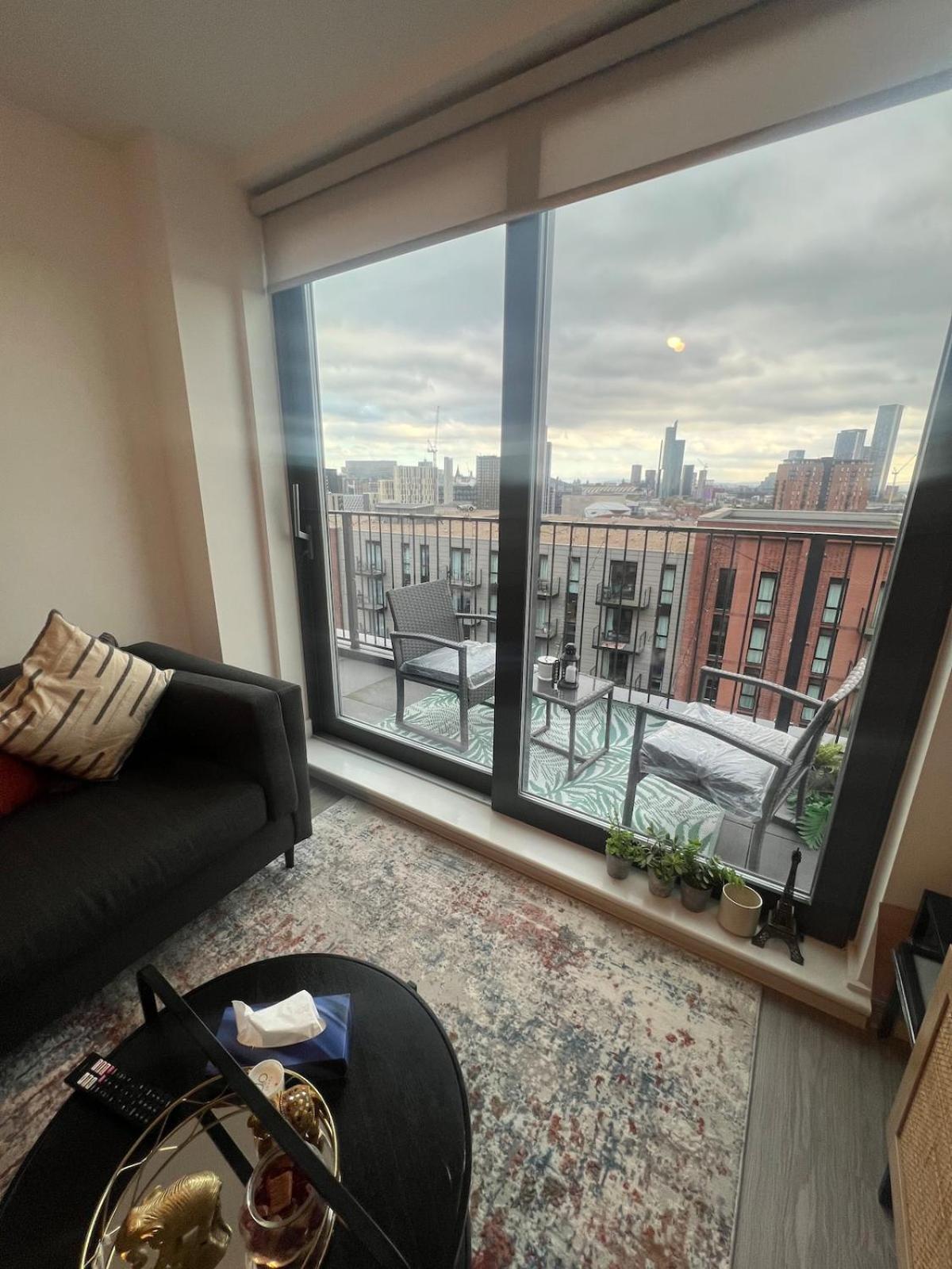 Stunning View 10th Floor 1 Bed With Large Balcony! -access To A Free Gym * Manchester