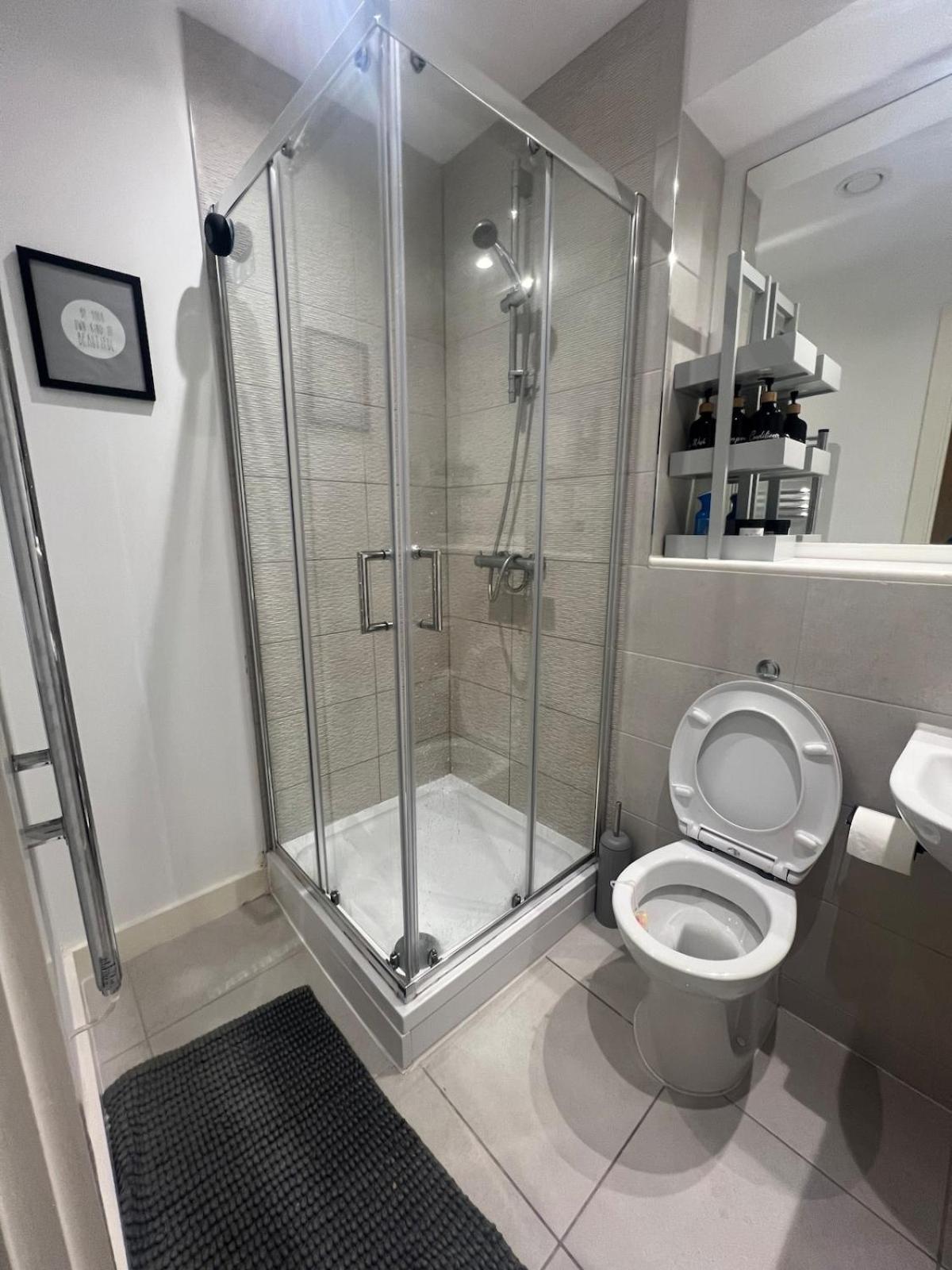 Stunning View 10th Floor 1 Bed With Large Balcony! -access To A Free Gym Apartment