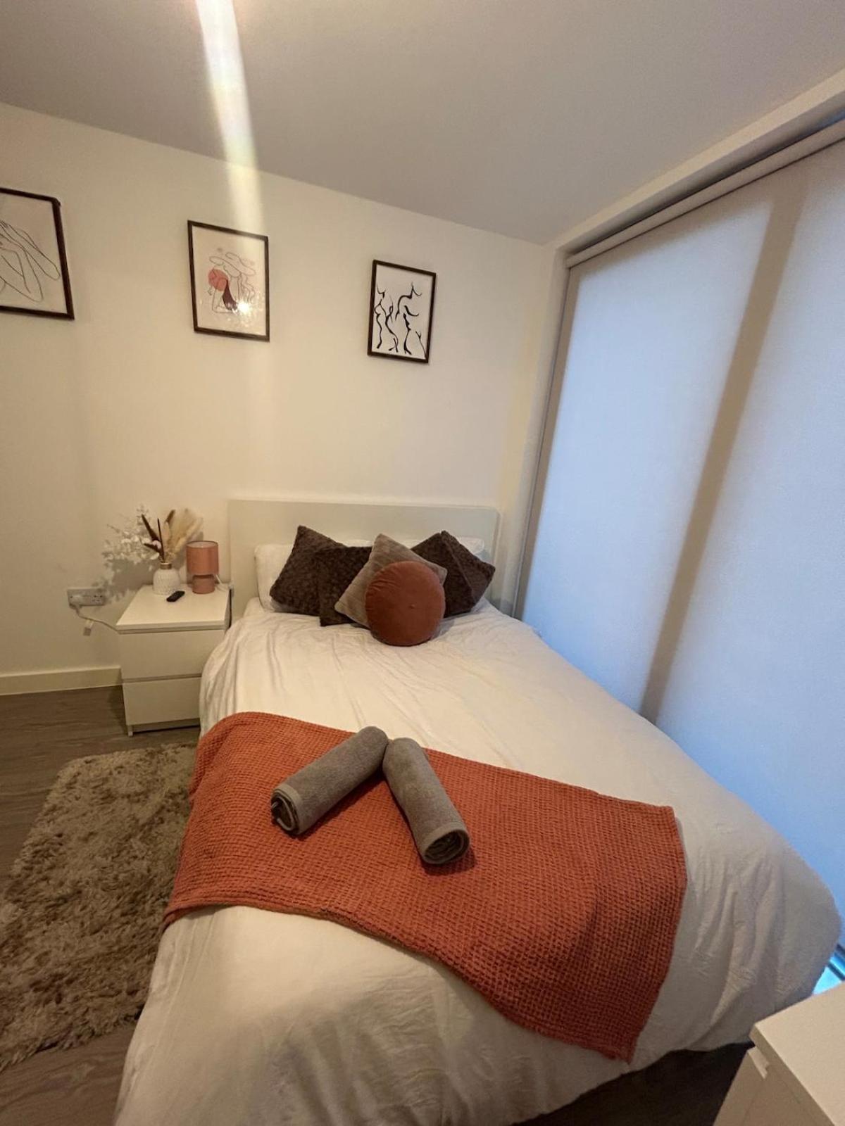 Stunning View 10th Floor 1 Bed With Large Balcony! -access To A Free Gym Apartment *