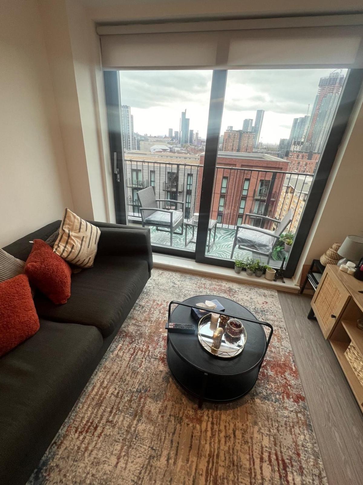 Stunning View 10th Floor 1 Bed With Large Balcony! -access To A Free Gym *