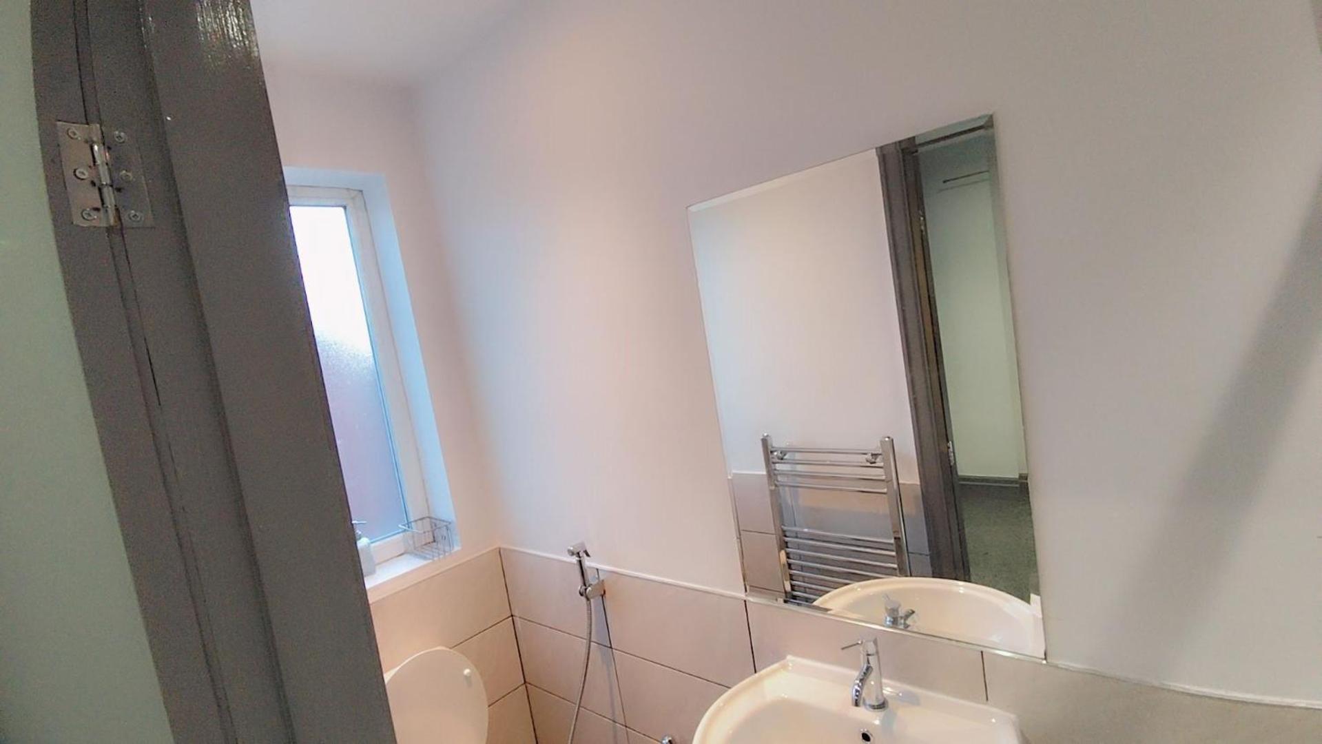 En-suite Double-bedroom In The Heart Of Eccles Perfect For Short Guest house Manchester