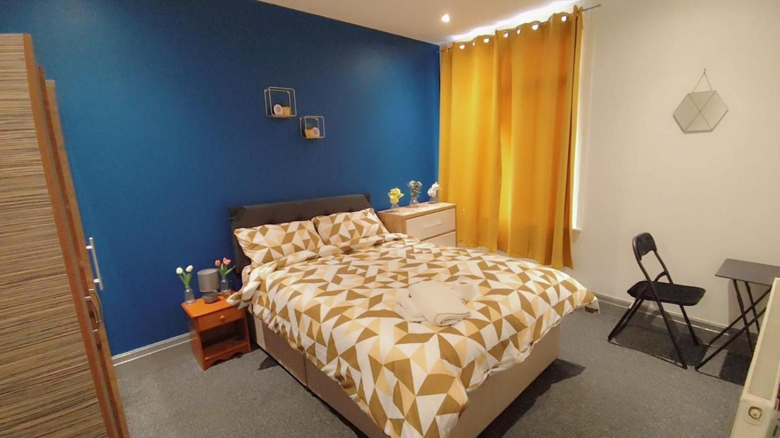 Double-bedroom In The Heart Of Eccles Perfect For Short Manchester