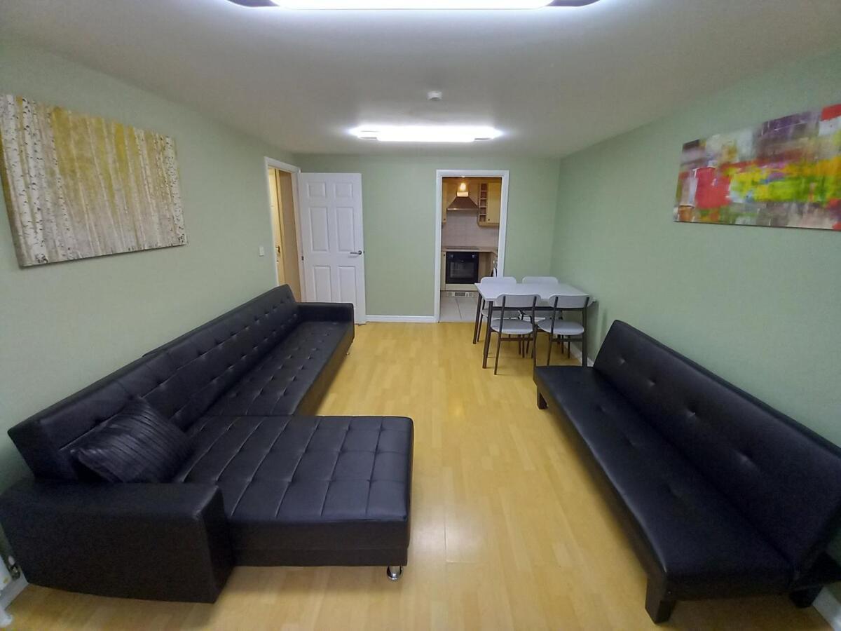 The Free Parking And Plenty Coffee Supplied Apartment! Apartment