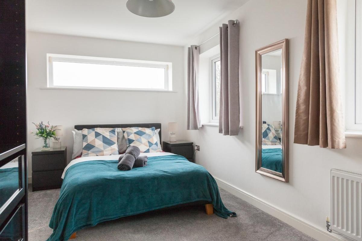 Exquisite 4 Bedroom 2 Bath Parking Etihad Stadium Holiday home *