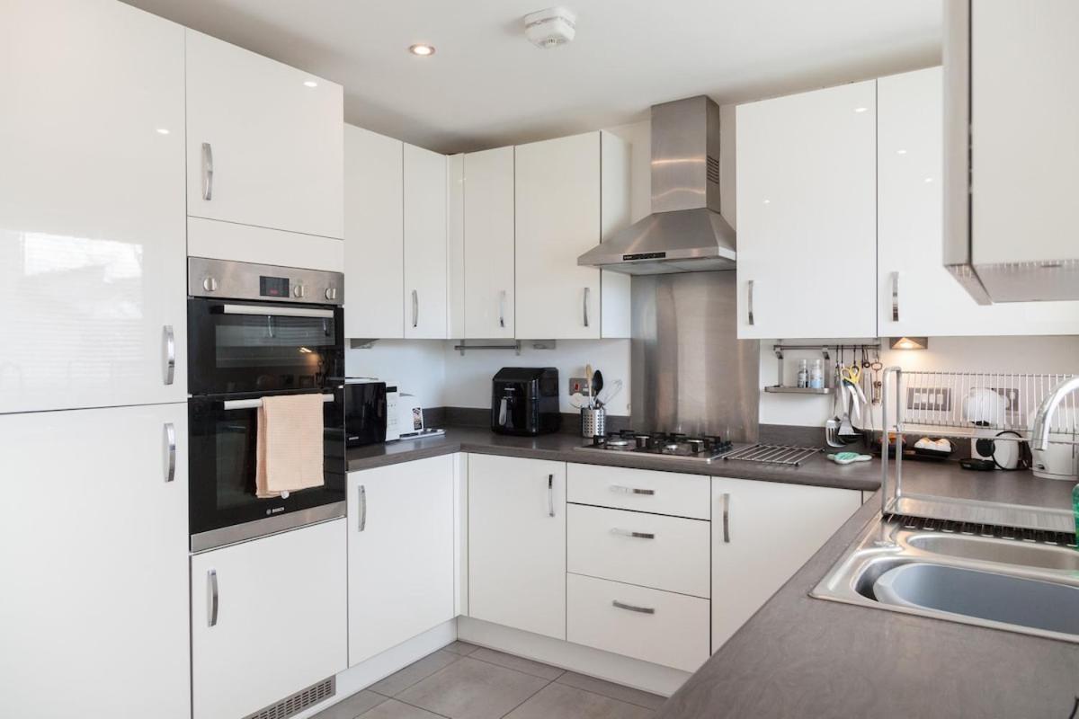 Exquisite 4 Bedroom 2 Bath Parking Etihad Stadium Holiday home