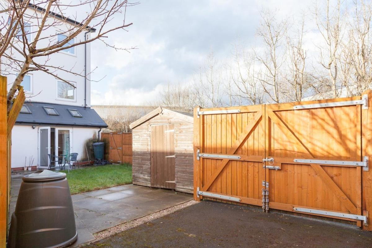 Exquisite 4 Bedroom 2 Bath Parking Etihad Stadium Holiday home