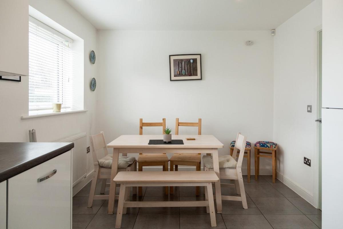 Exquisite 4 Bedroom 2 Bath Parking Etihad Stadium Holiday home *