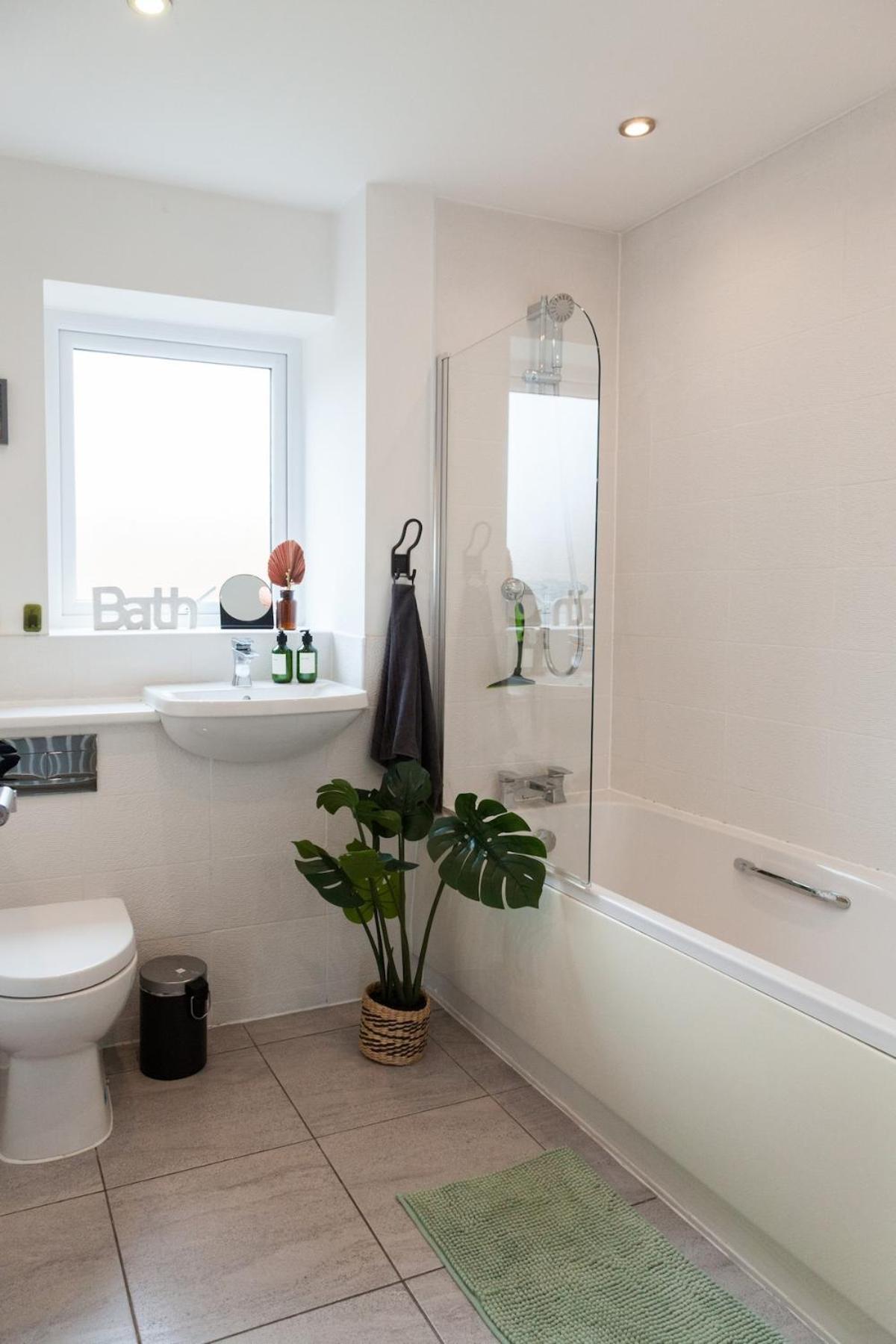 Exquisite 4 Bedroom 2 Bath Parking Etihad Stadium Manchester
