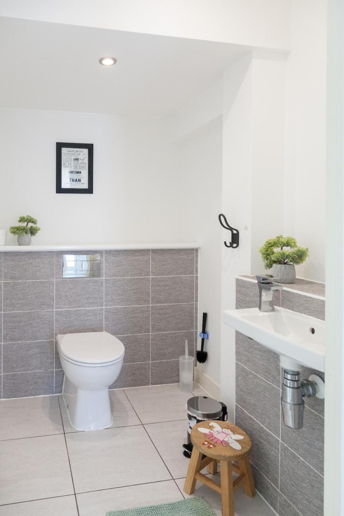 Exquisite 4 Bedroom 2 Bath Parking Etihad Stadium Holiday home *
